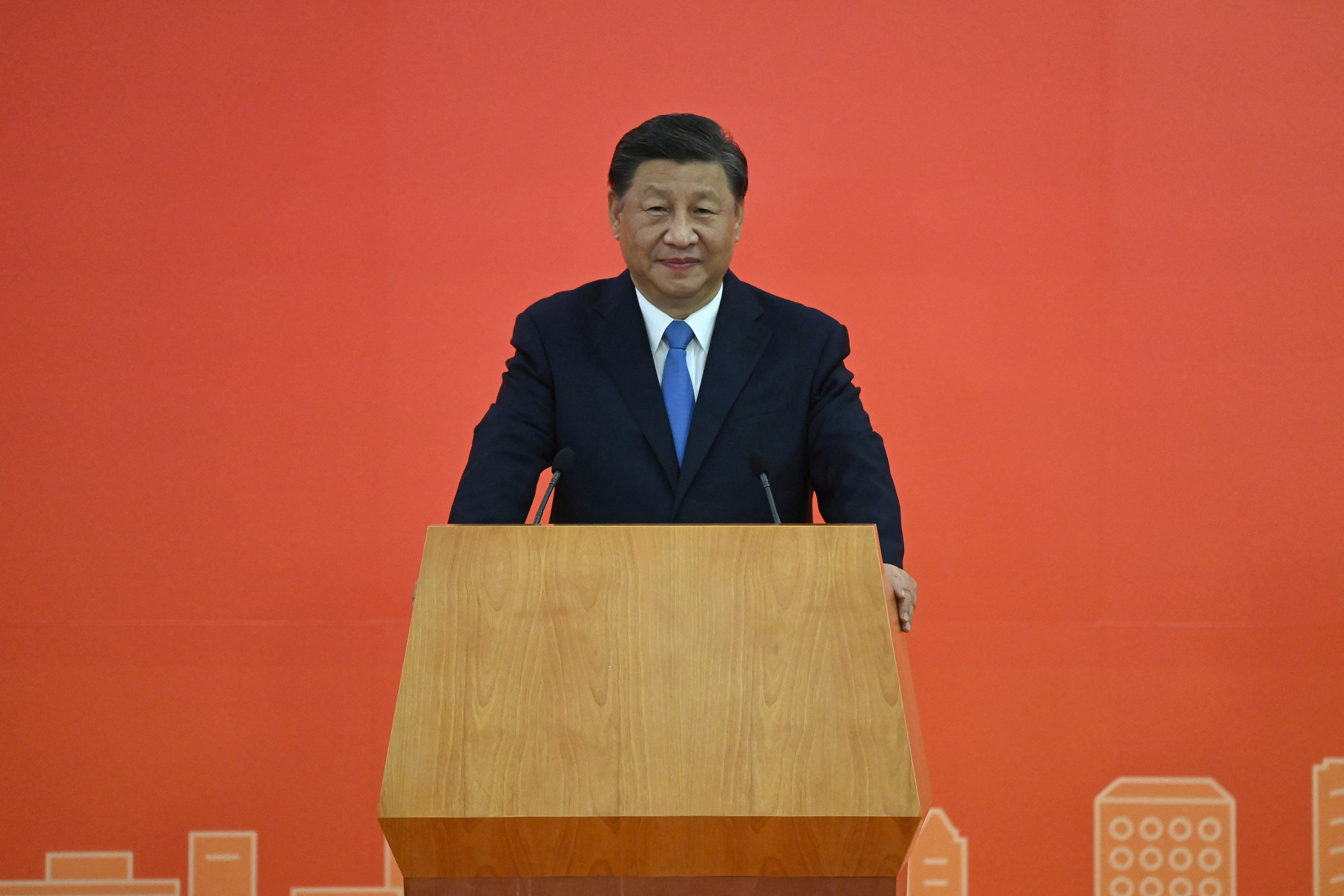 El presidente de China, Xi Jinping, habla a su llegada en tren de alta velocidad, antes del 25º aniversario del traspaso de la antigua colonia británica al régimen chino, en Hong Kong, China, el 30 de junio de 2022. Selim Chtayti/Pool vía REUTERS