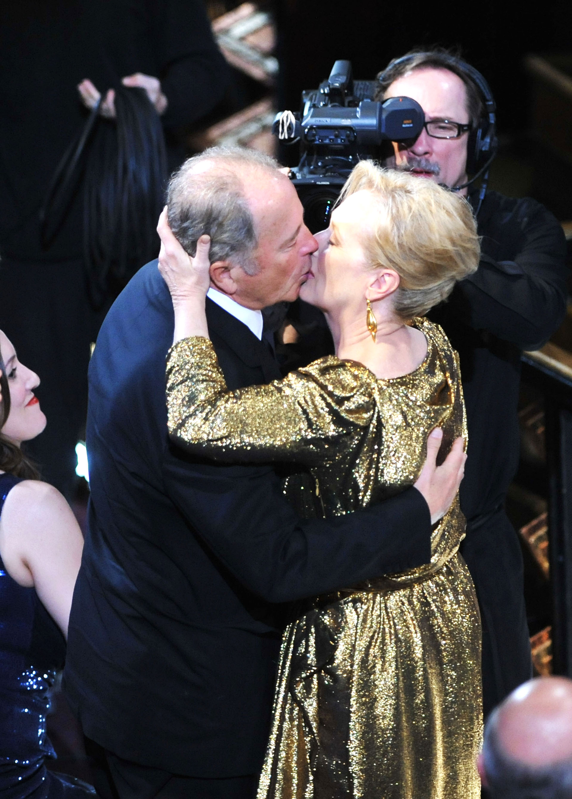 La actriz Meryl Streep, ganadora del Premio a la Mejor Actriz por 'La Dama de Hierro', abraza a su esposo Don Gummer durante la 84ª Entrega Anual de los Premios de la Academia celebrada en el Hollywood & Highland Center el 26 de febrero de 2012 en Hollywood, California.  (Foto: Mark Davis/WireImage)