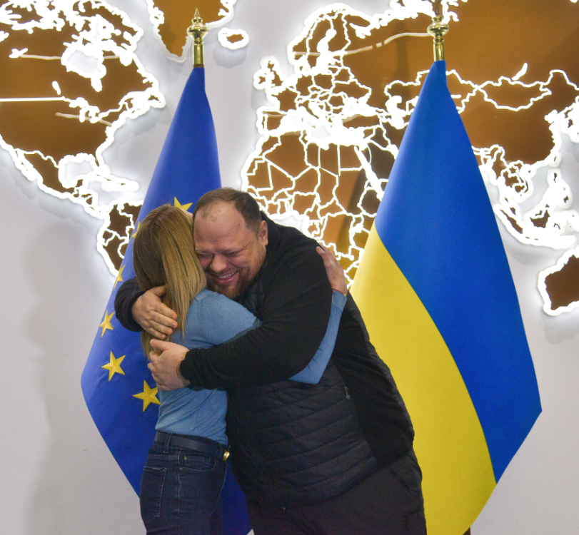 La presidenta del Parlamento Europeo, Roberta Metsola viajó de sorpresa a Kiev. (TWITTER)