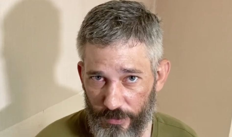 El prisionero de guerra Alexander Drueke capturado junto a su compatriota estadounidense, Andy Huynh, mientras luchaban junto a las tropas ucranianas. (Reuters)