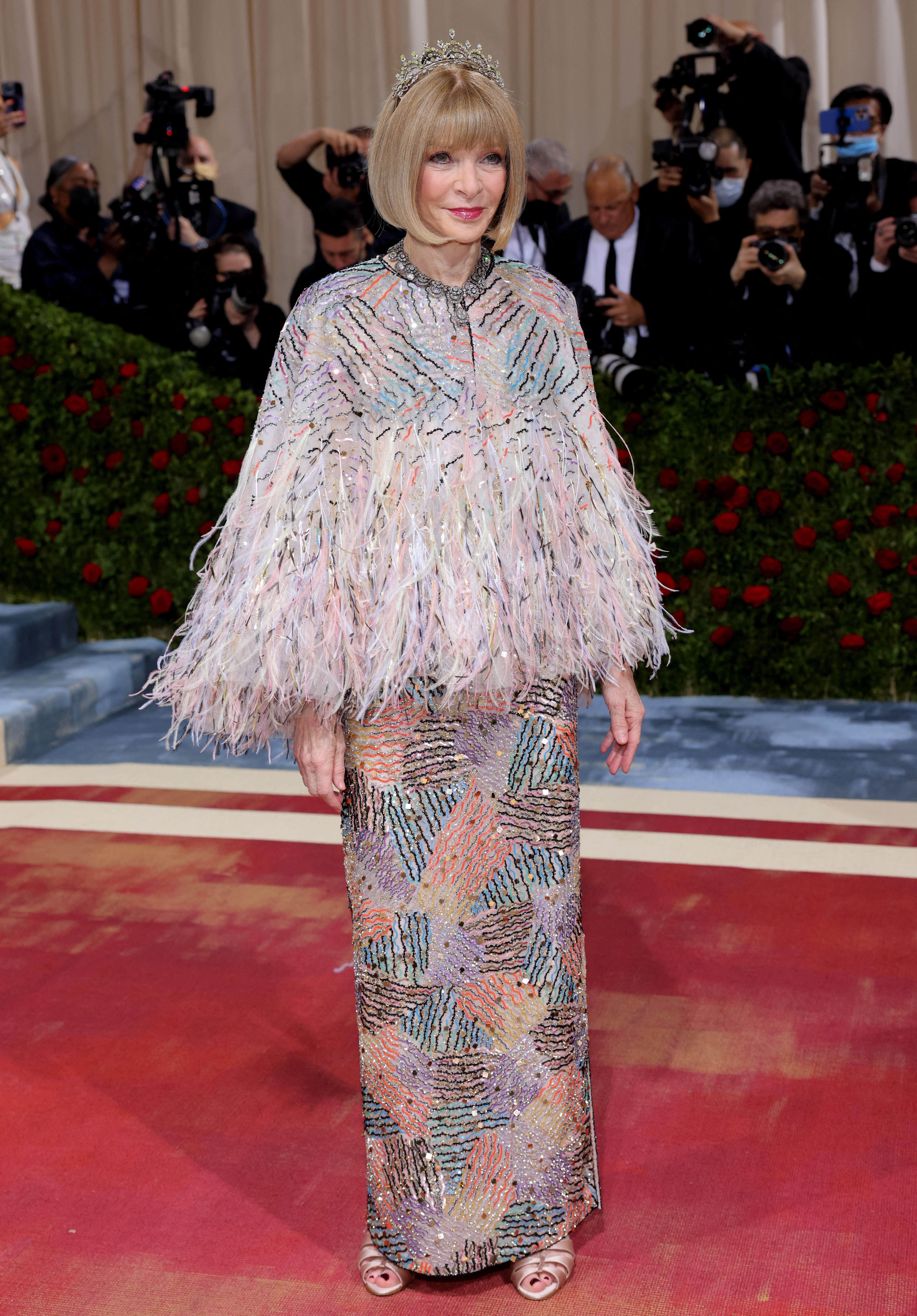 Anna Wintour volvió a apostar por Chanel con una tiara y un vestido multicolor adornado con plumas REUTERS/Andrew Kelly