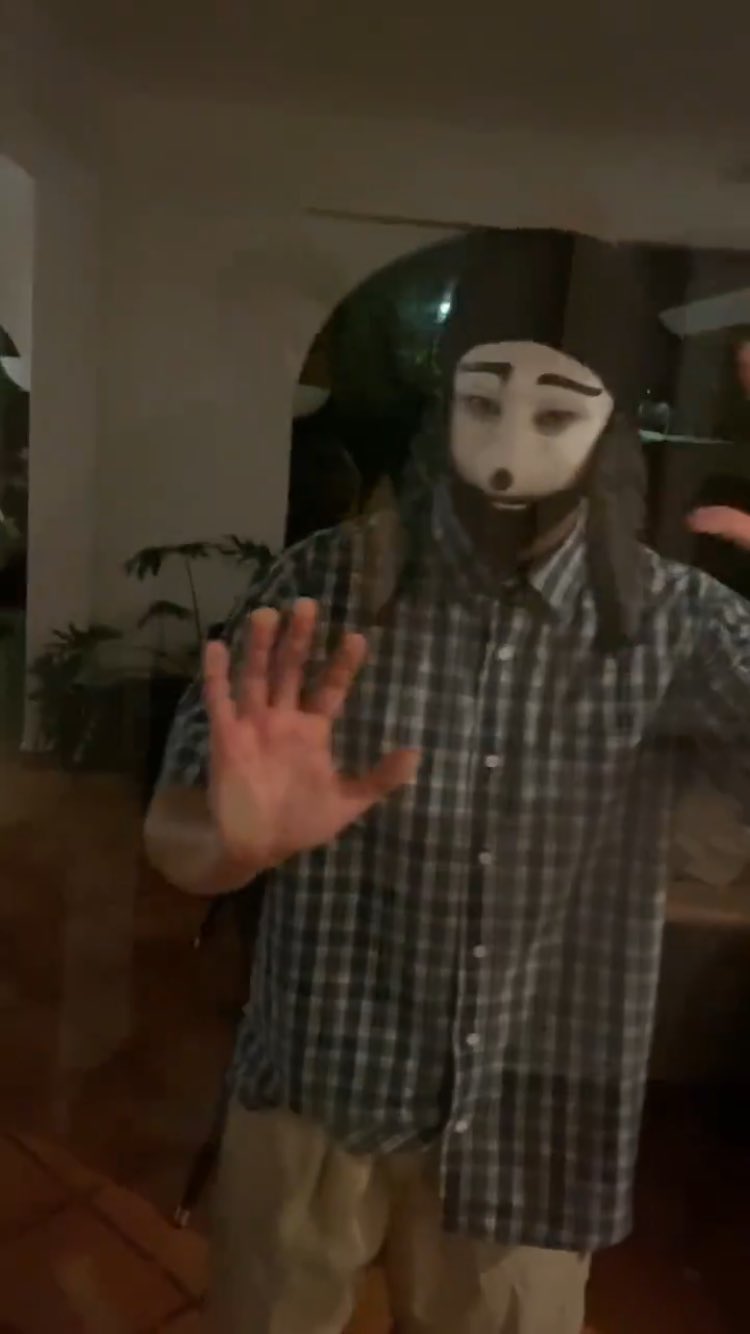 El youtuber mexicano Carlos Name publicó un video en el que aparece el misterioso personaje (Foto: Intagram@carlosname)