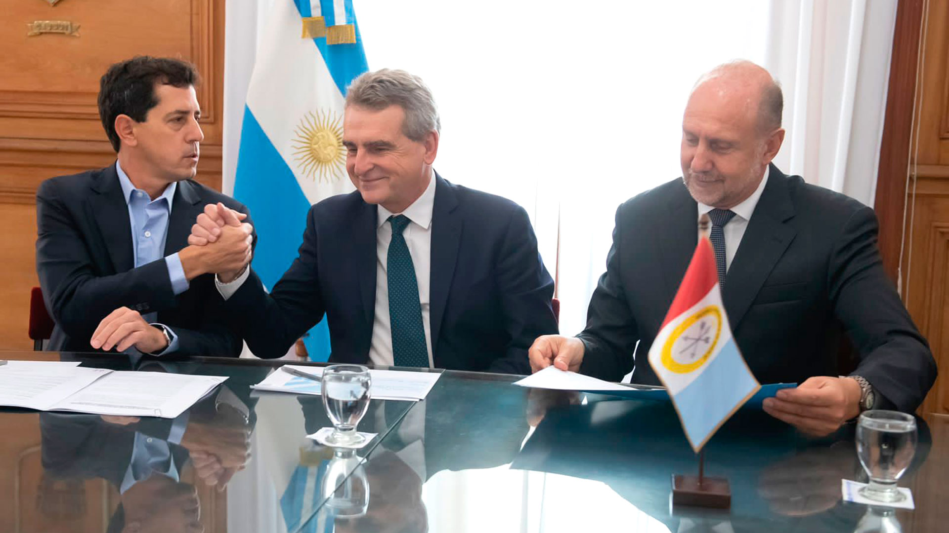 Omar Perotti, junto a Wado de Pedro y Agustín Rossi. Reunión para distender la intern