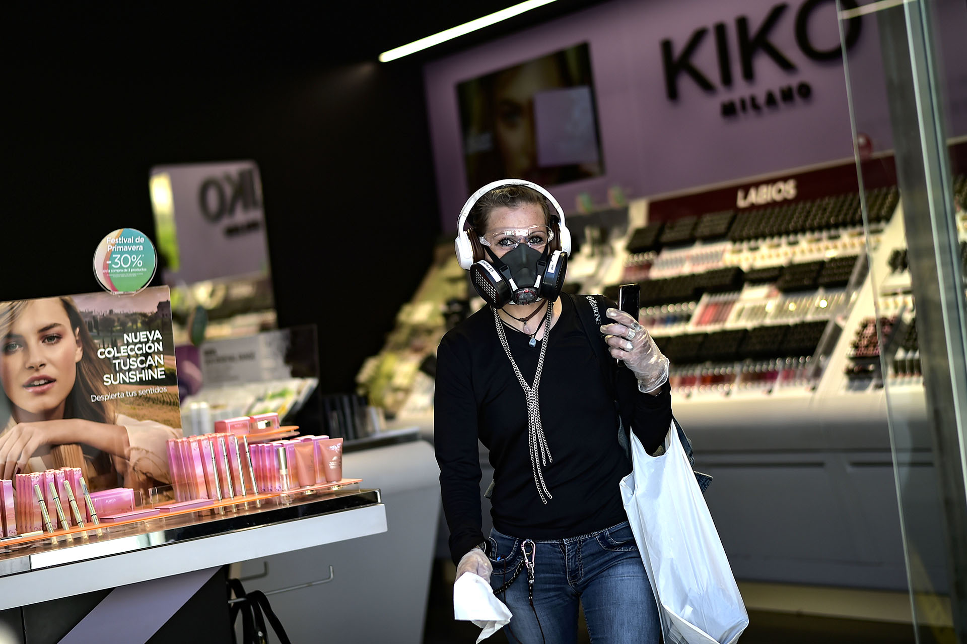 Una mujer sale de un negocio de cosméticos en Pamplona, España.