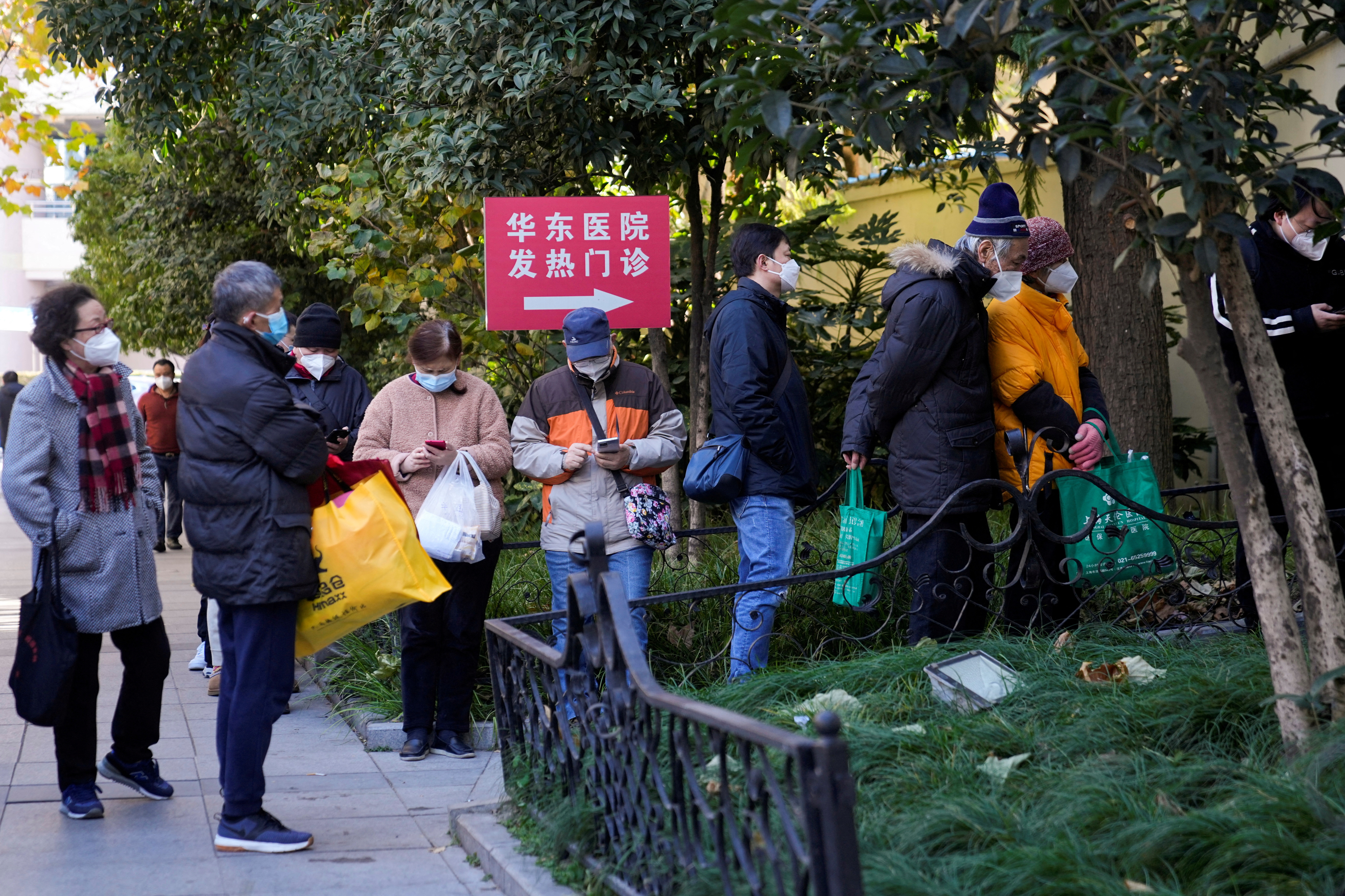 Gente esperando para ser atendida en Shanghai (REUTERS/Aly Song)