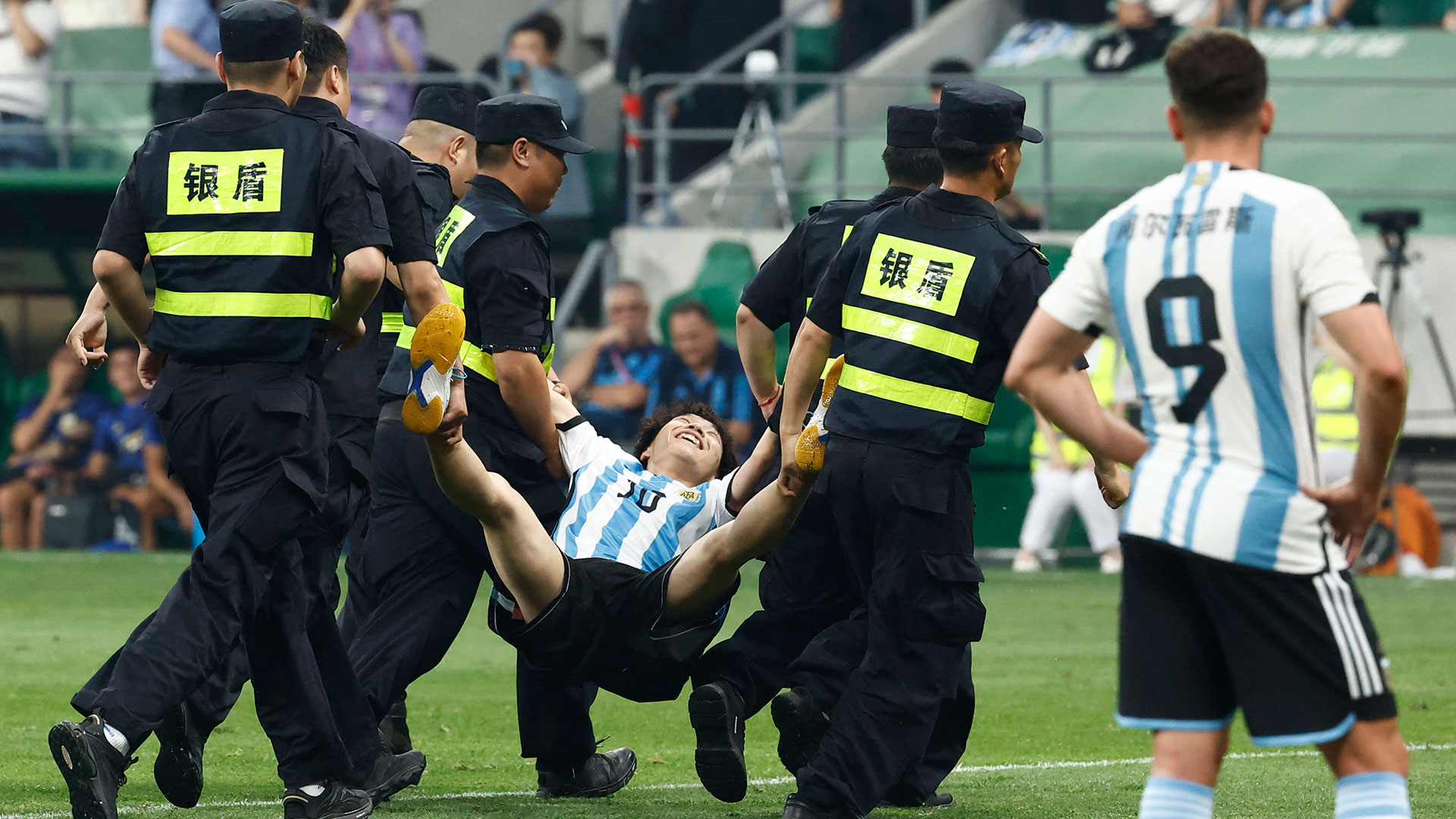 Un hincha invadió el campo de juego para abrazar a Lionel Messi en el amistoso entre Argentina y Australia en Beijing (REUTERS/Thomas Peter)