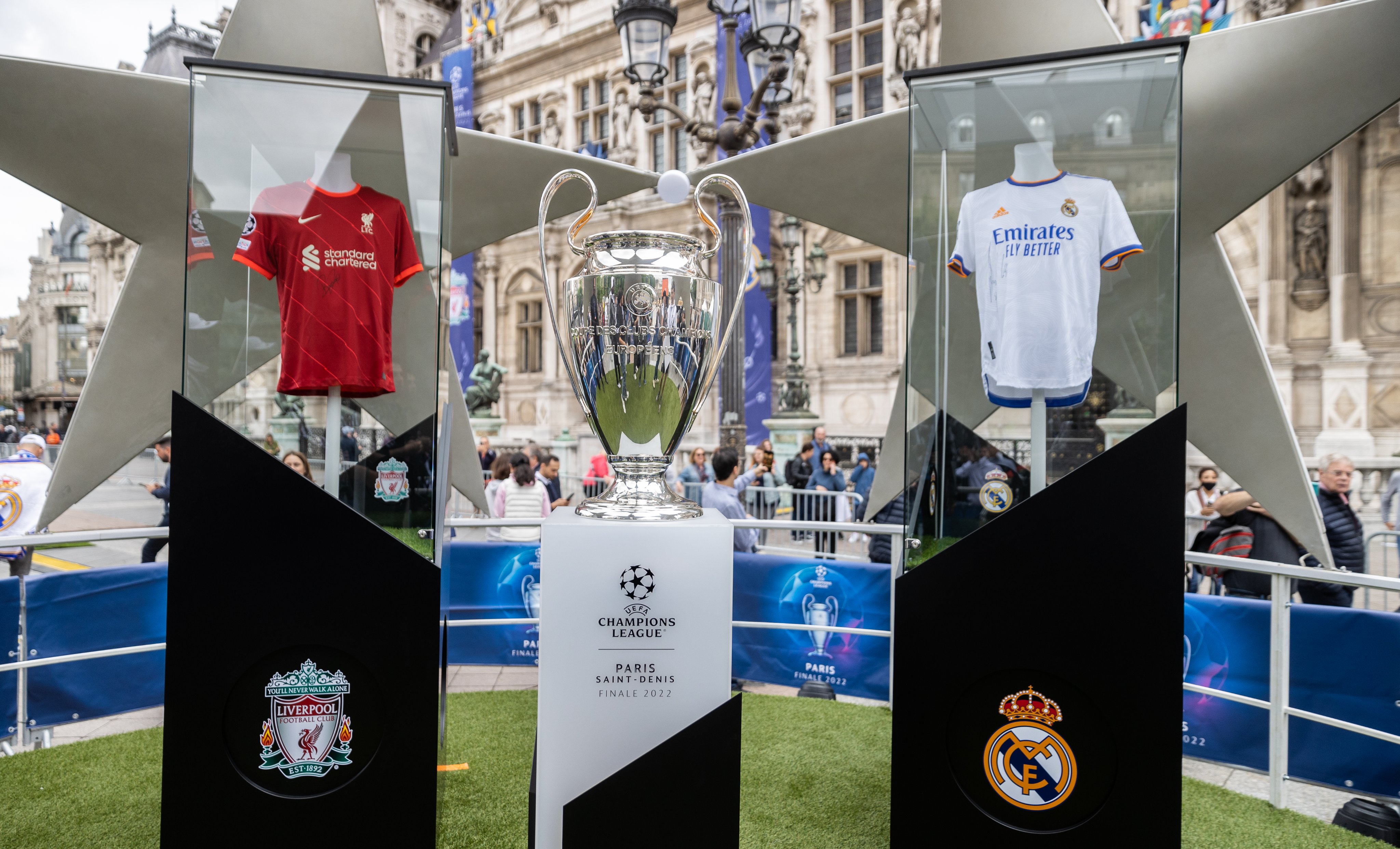 Camisetas del Real Madrid y el Liverpool en la Plaza del Ayuntamiento de París. | Foto: Champions League