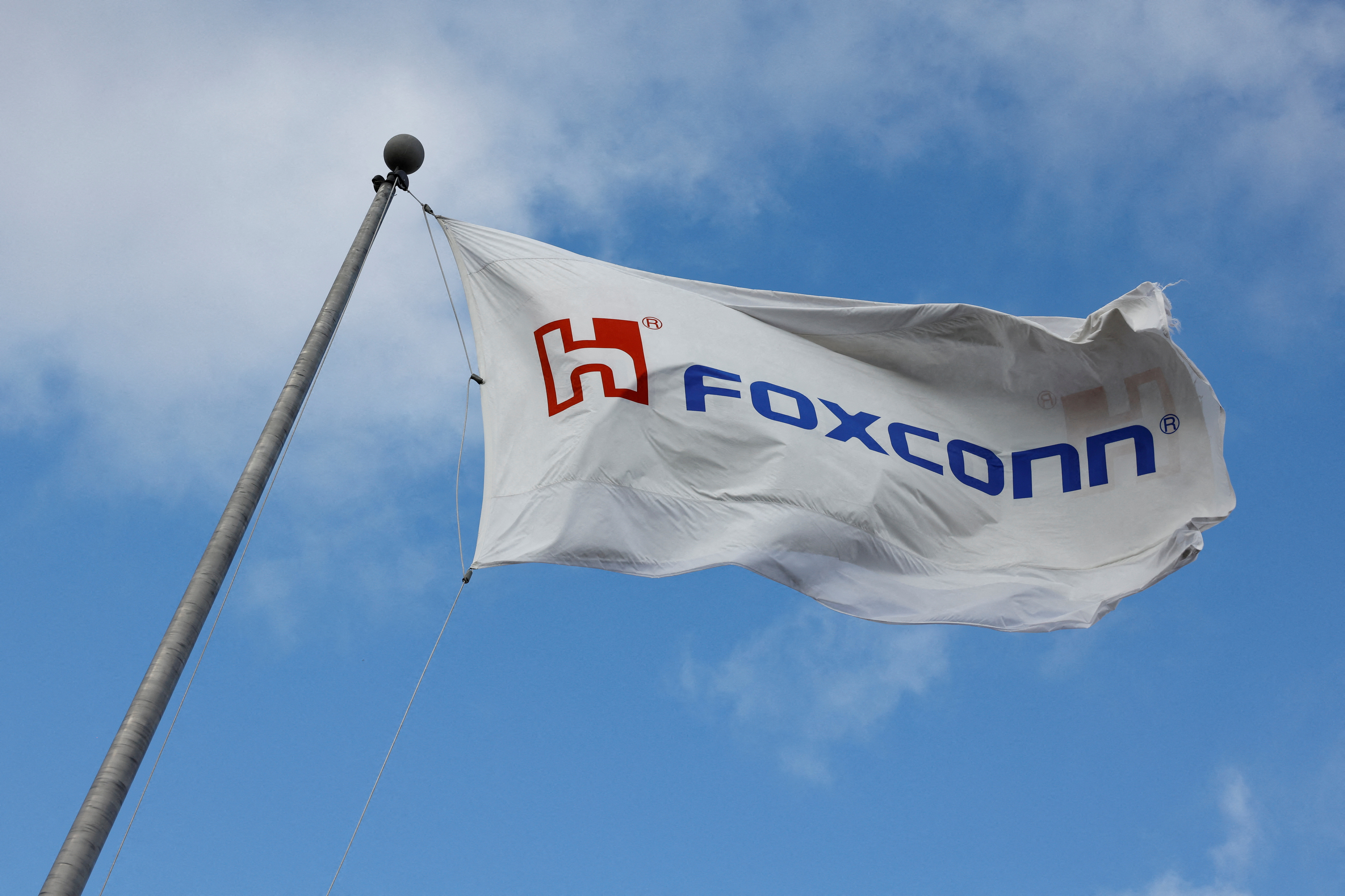 FOTO DE ARCHIVO: Se ve una bandera de Foxconn en las instalaciones de producción de vehículos eléctricos de la compañía en Lordstown, Ohio, EEUU (REUTERS/Quinn Glabicki)