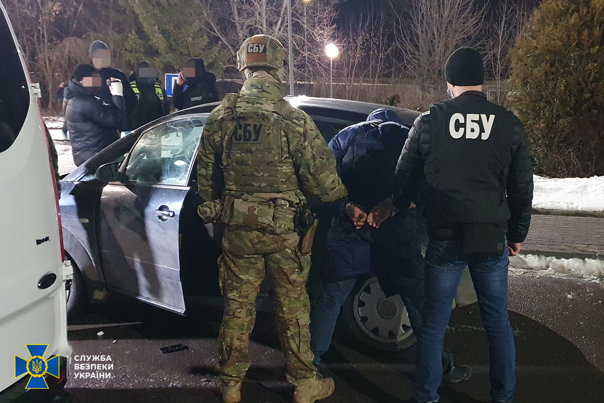 Agentes del SBU, el Servicio de Seguridad de Ucrania, deteniendo a un funcionario ucraniano colaborador de los rusos en un puesto e control cerca de Kherson. (Imagen SBU)