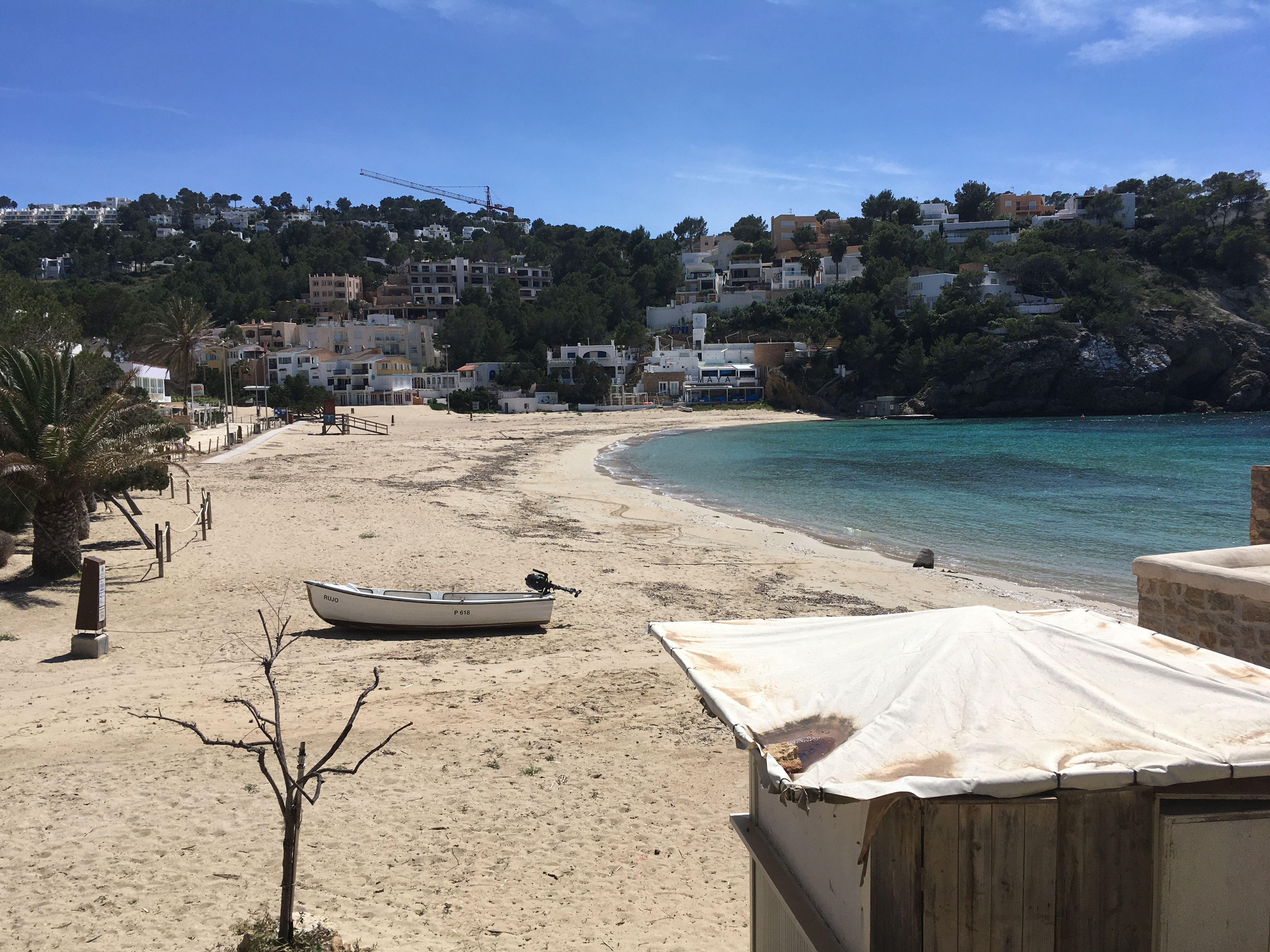 Cala Tarida, una de las playas de Ibiza, totalmente vacía (fotos: Sergio Fuster)