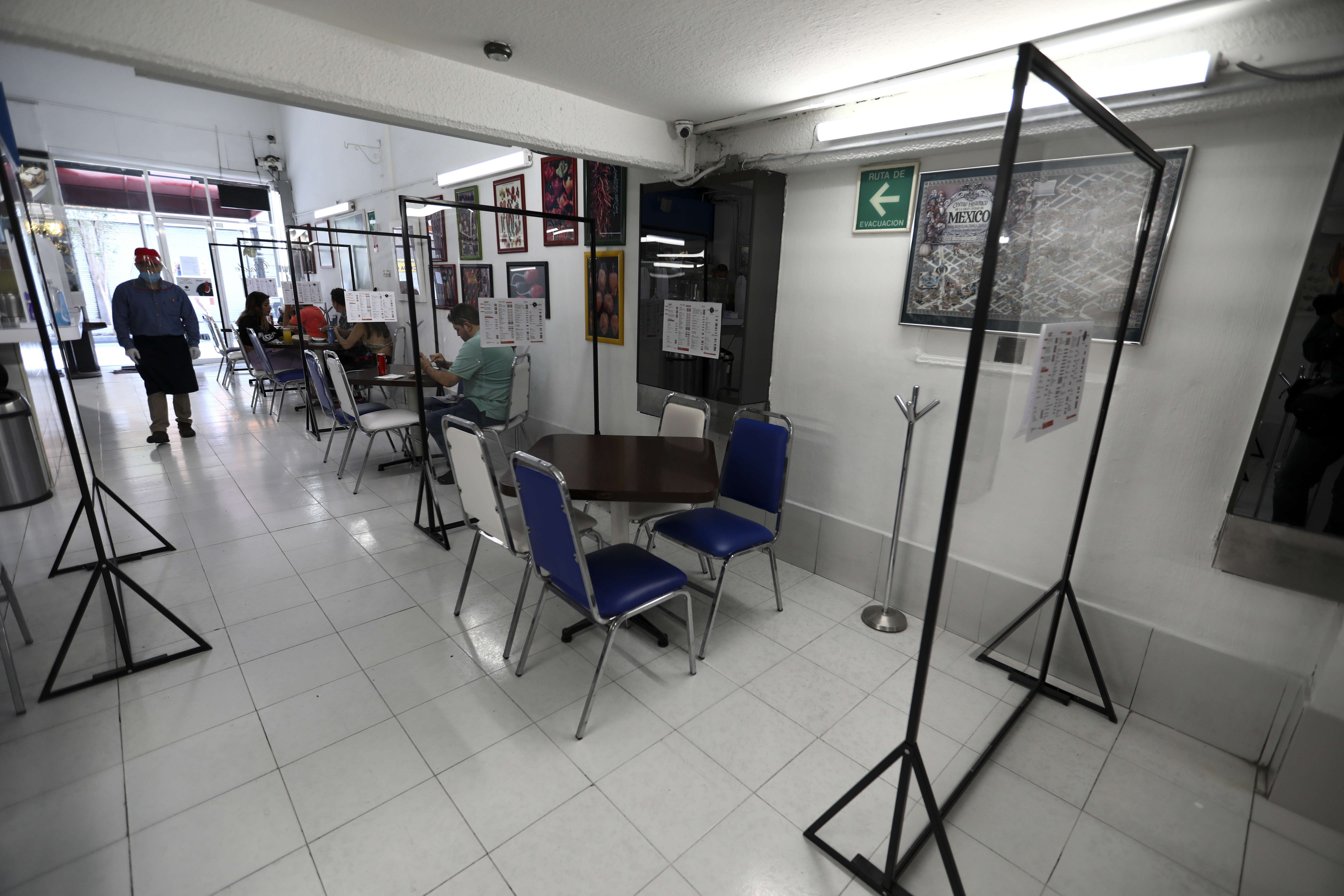 Separados por divisores transparentes, los clientes comen en un restaurante mientras mantienen su distancia para ayudar a frenar la propagación del nuevo coronavirus, en la Ciudad de México, el miércoles 1 de julio de 2020. (Foto: AP / Eduardo Verdugo)