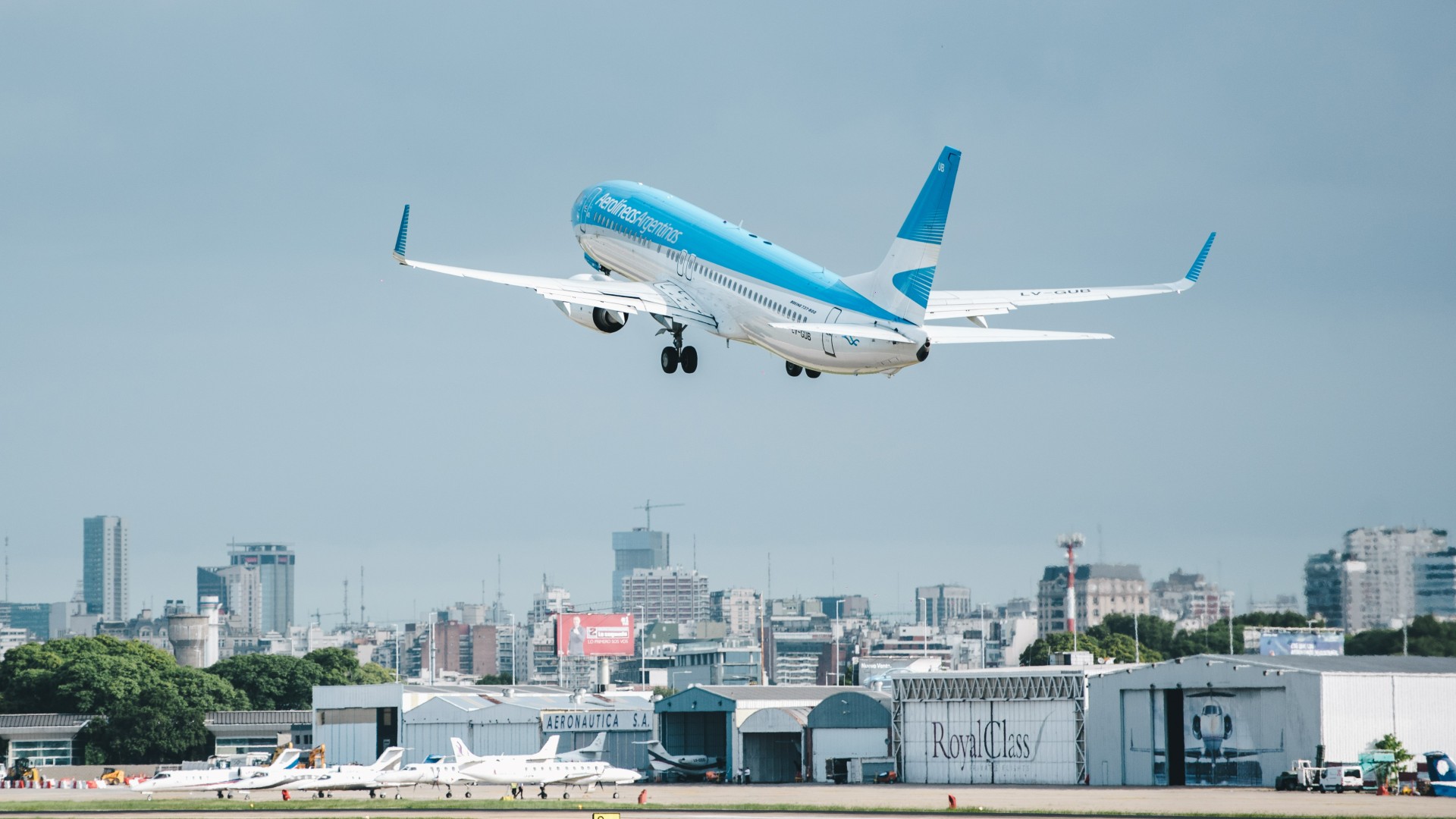 Las organizaciones que representan la industria aerocomercial pidieron por la eliminación de las restricciones a los viajes en la región. (Crédito: Prensa AA)