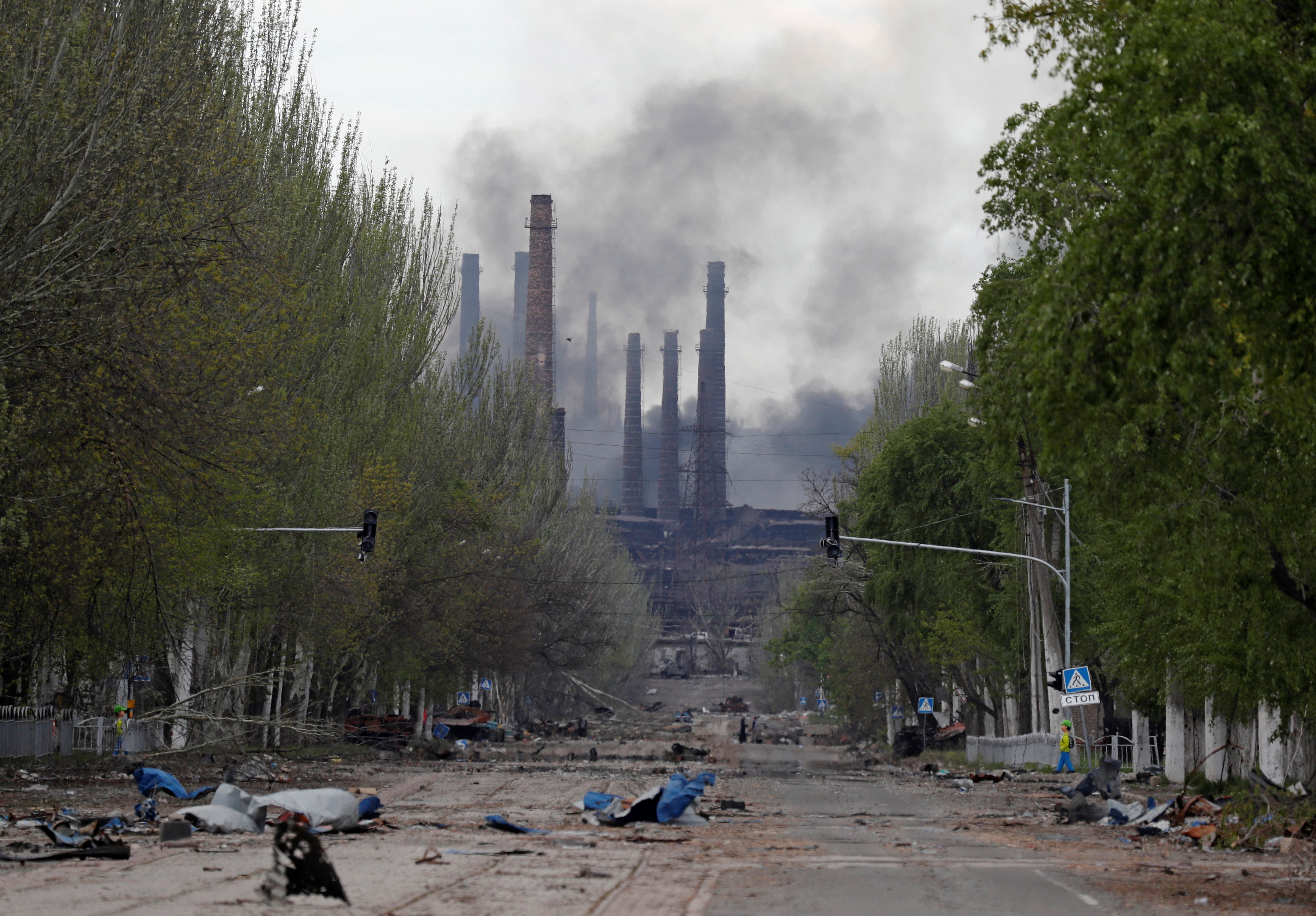 El humo se eleva sobre la planta en Mariupol (Reuters)