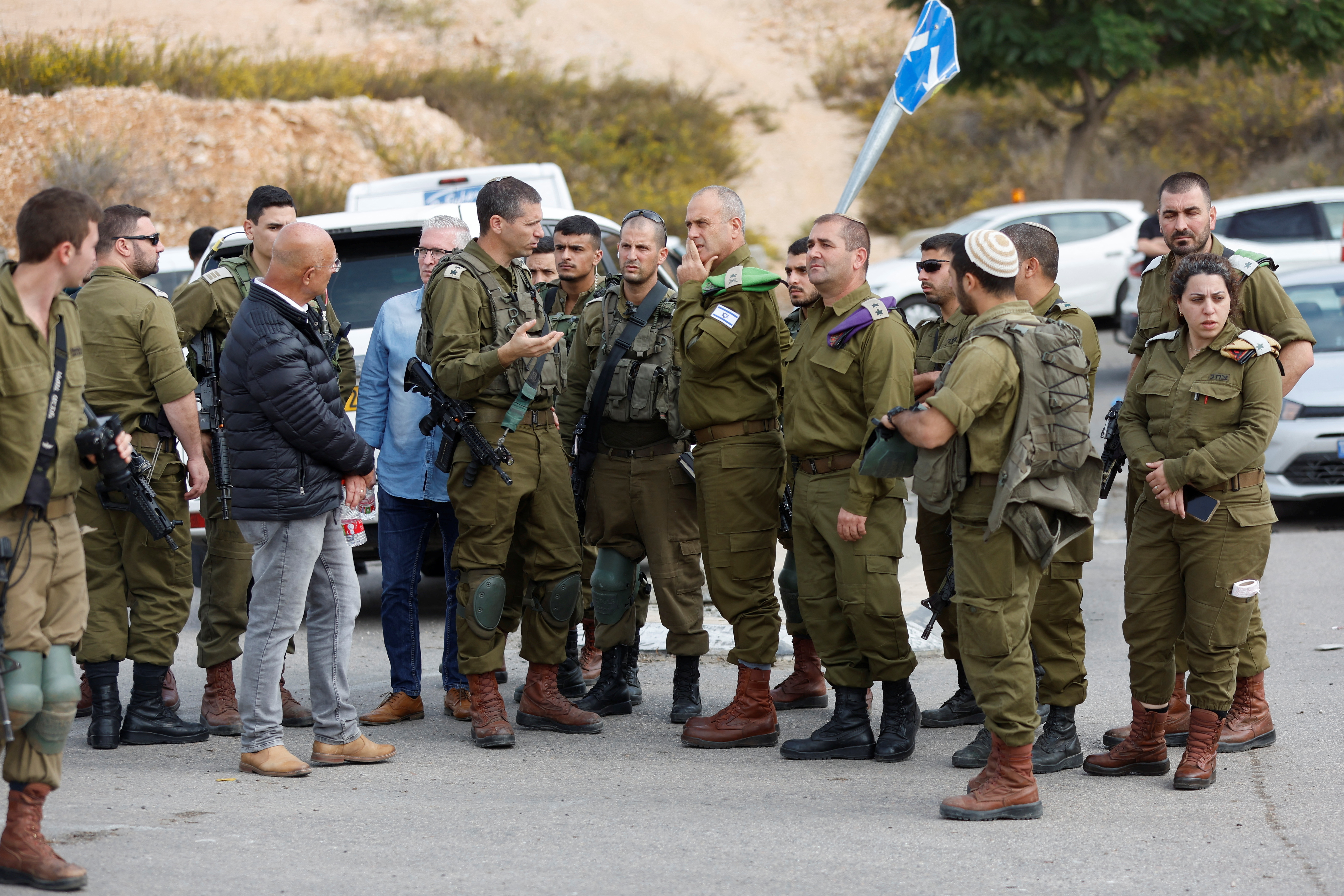 Miembros de las fuerzas israelíes se reúnen en el lugar de un ataque terrorista palestino, en la zona industrial de Ariel, en Cisjordania, el 15 de noviembre de 2022. REUTERS/Ammar Awad