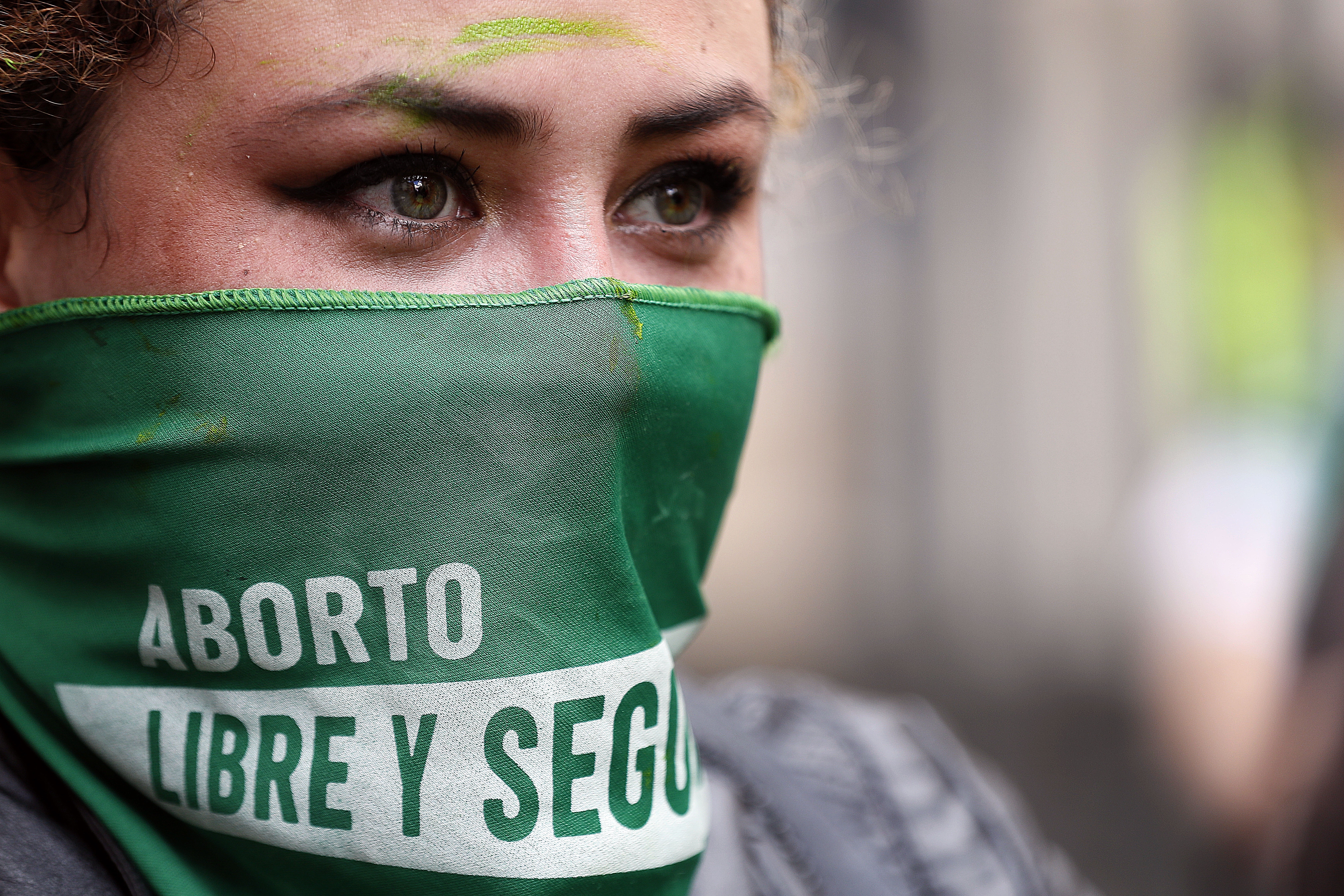 Una manifestante grita consignas a favor del aborto en una calle de Bogotá (Colombia). EFE/ Carlos Ortega/Archivo
