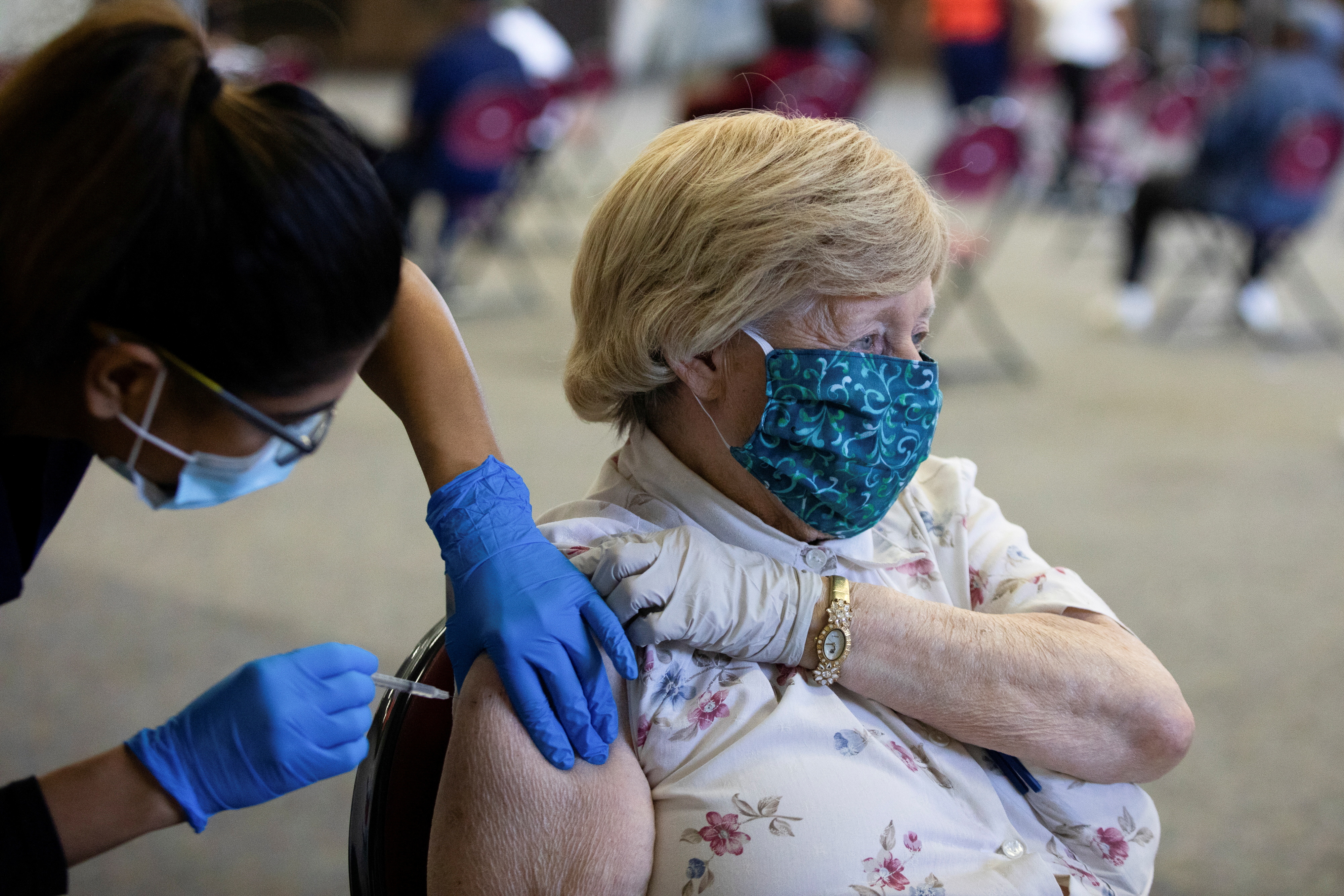 Con la variante Ómicron, las vacunas son menos eficaces (REUTERS/Emily Elconin)