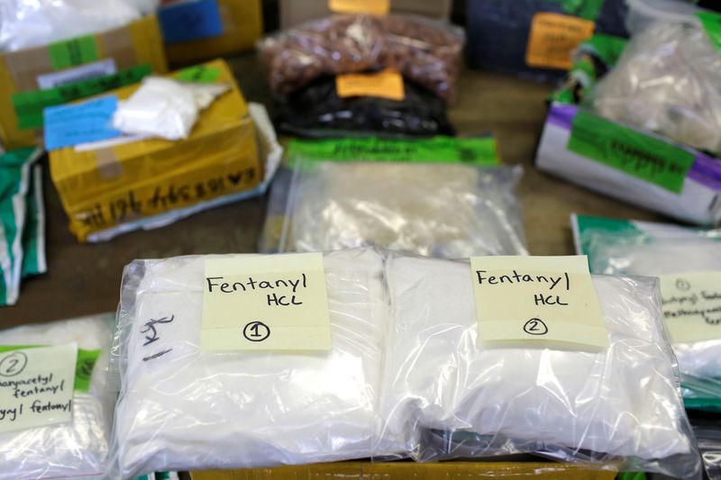 Bolsas de plástico de fentanilo se exhiben en una mesa del área de Aduanas y Protección Fronteriza de EEUU, en el Aeropuerto Internacional O'Hare en Chicago, Illinois. 29 de noviembre de 2017. (Foto: REUTERS/Joshua Lott)
