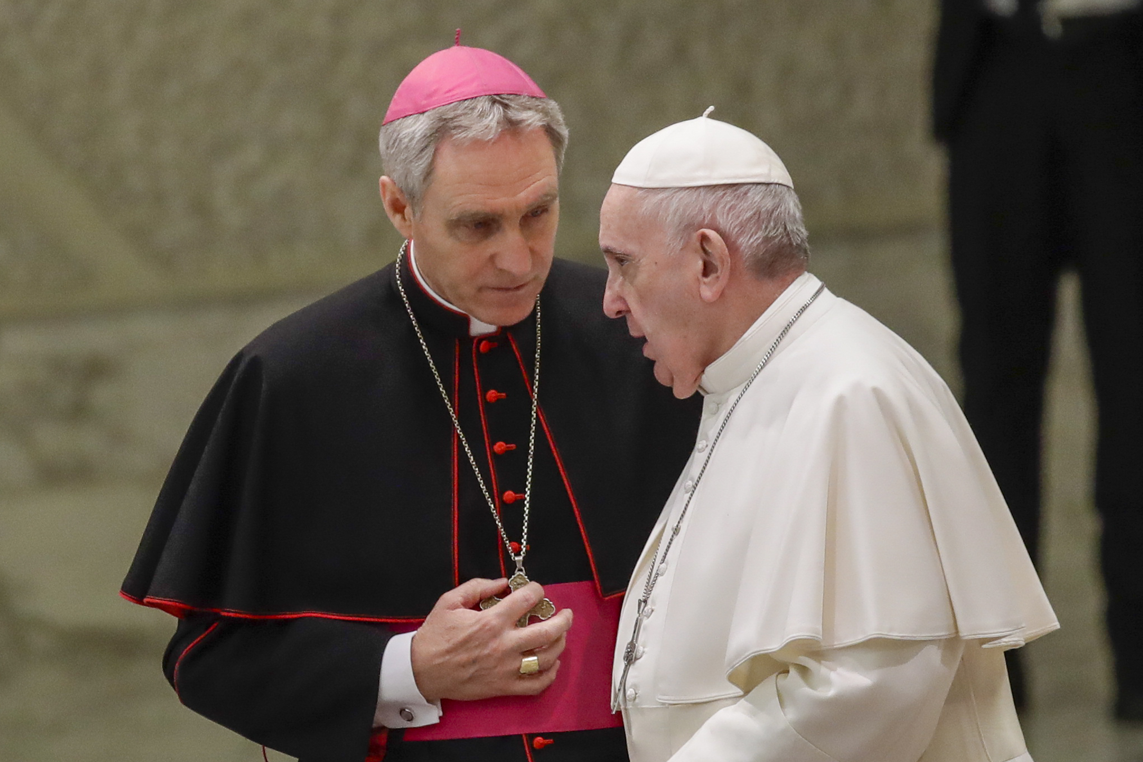Francisco envió al ex ayudante de Benedicto XVI de regreso a Alemania tras la publicación de su último y controvertido libro