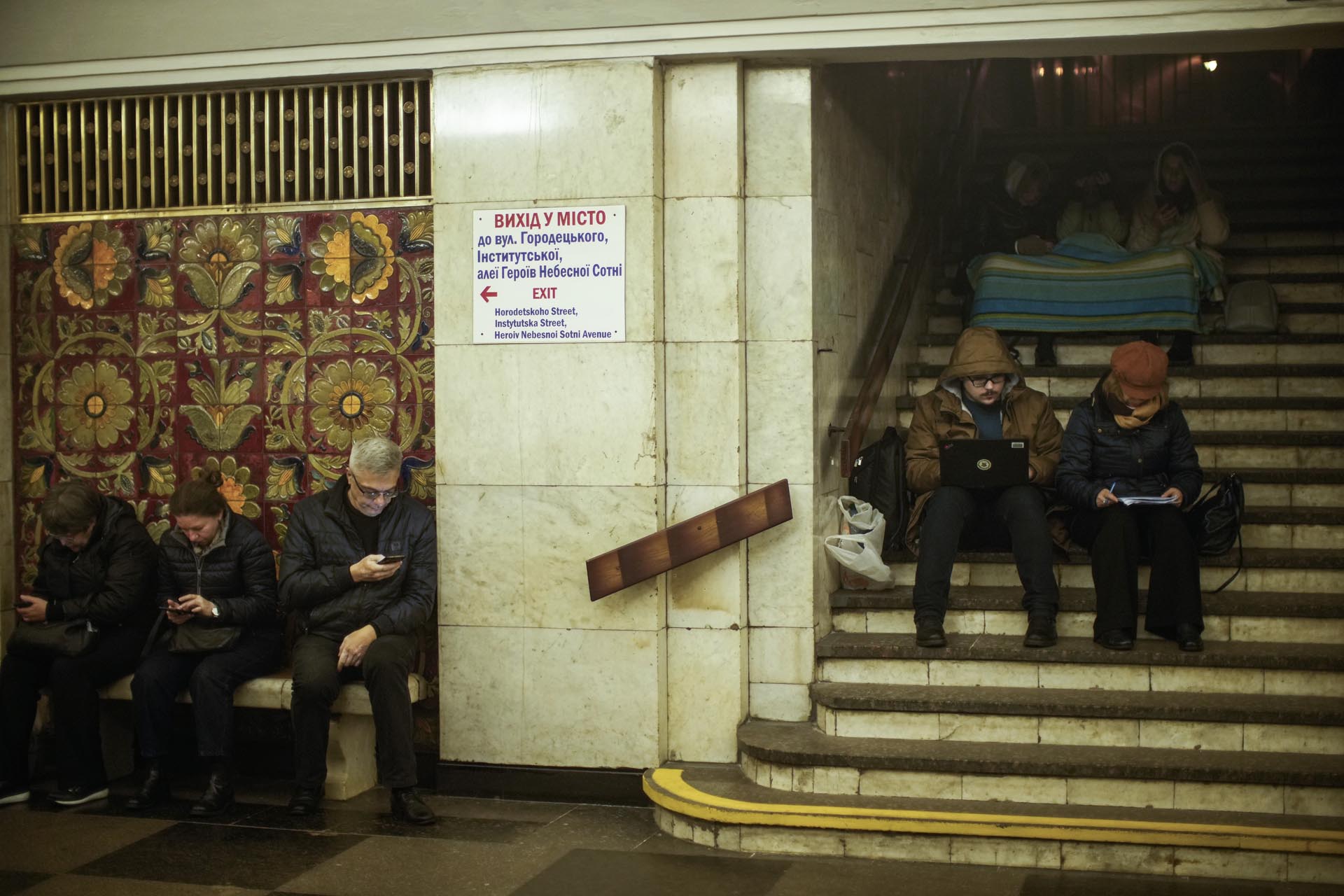 ARCHIVO - Personas sentadas en el metro, usándolo como refugio antiaéreo durante una alarma antiaérea, en Kiev, Ucrania, el jueves 20 de octubre de 2022. (Foto AP/Francisco Seco, Archivo)

