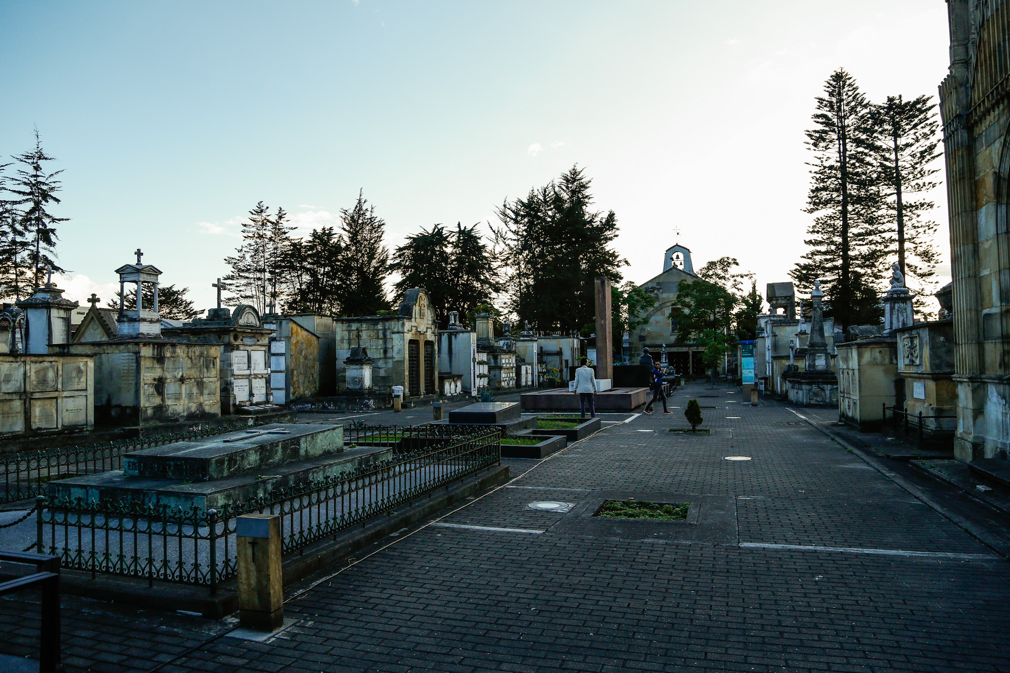 Imagen de la avenida principal del Cementerio Central de Bogotá donde reposan las tumbas de varios presidentes de Colombia. Foto: archivo fotográfico IDT - Fotógrafo Daniel Ruiz Vera