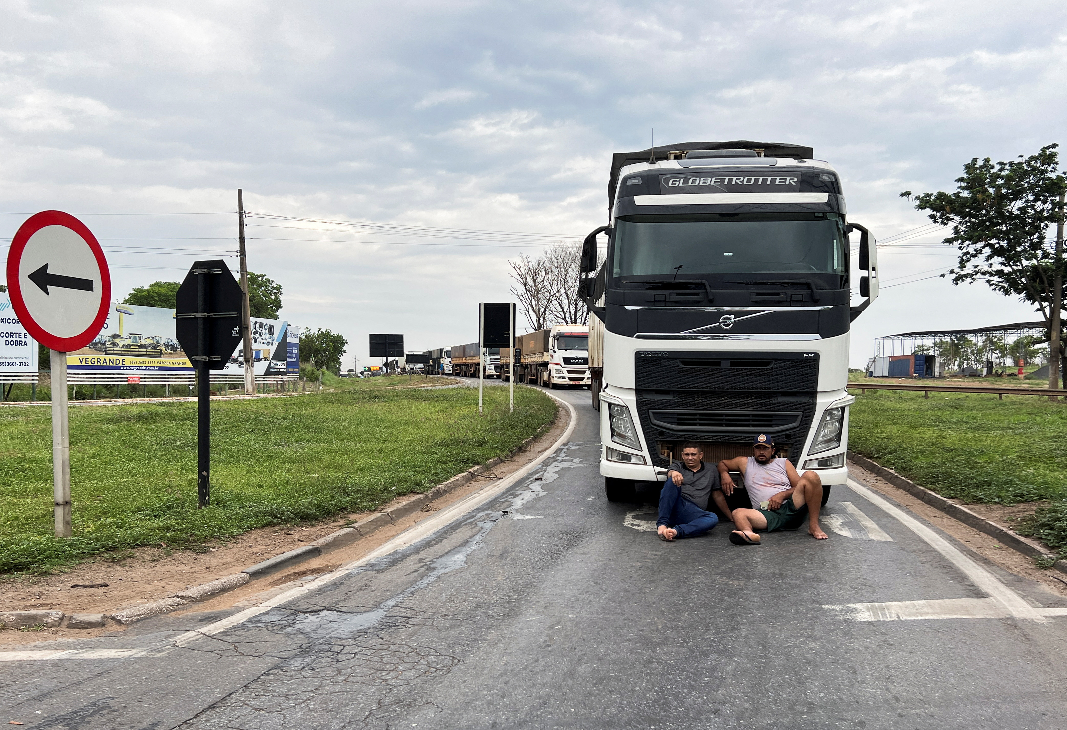 Camioneros cortan la ruta como protesta por el resultado (Reuters)