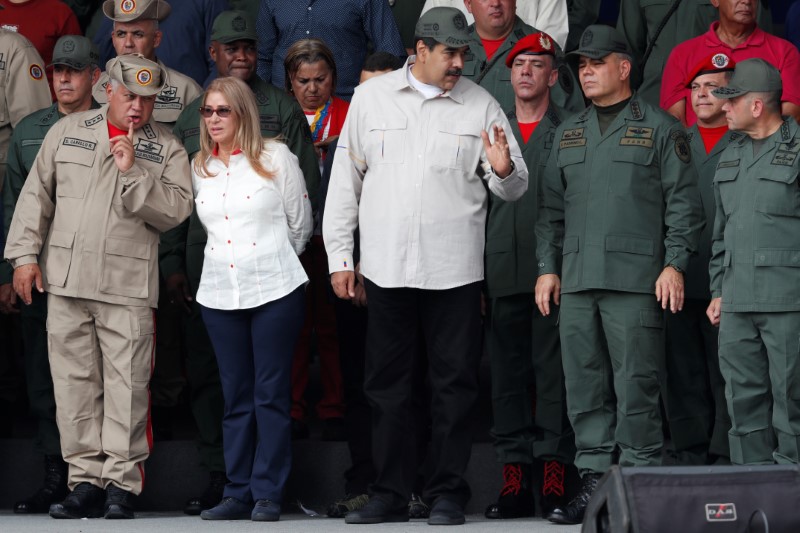 La plana mayor del régimen venezolano: Nicolás Maduro habla con el ministro de Defensa Vladimir Padrino López y con Remigio Ceballos, comandante estratégico de operaciones de las Fuerzas Armadas; mientras Diosdado Cabello habla con Cilia Flores, esposa de Maduro, en un acto el 13 de abril de 2019 (REUTERS/Carlos García Rawlins)