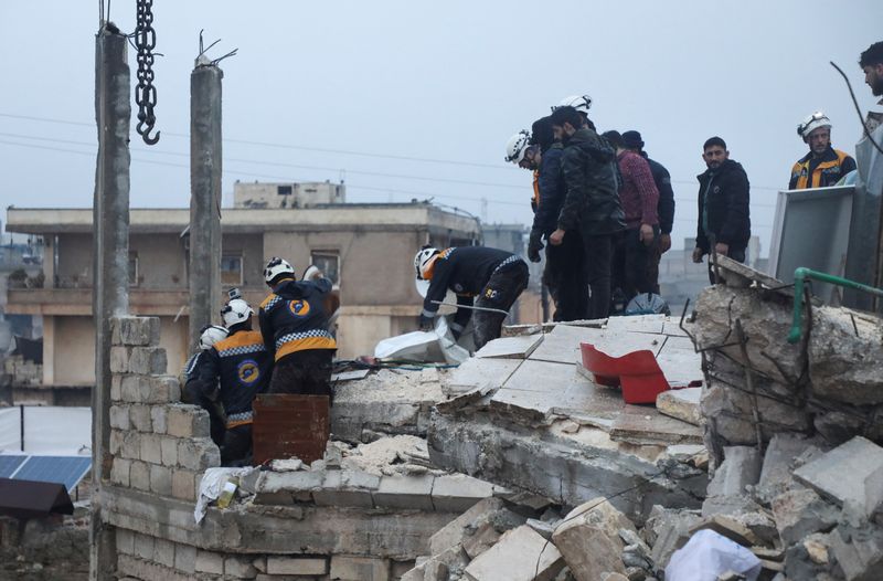 Equipos de rescate buscan supervivientes bajo los escombros de un edificio dañado por un terremoto en Azaz, Siria, 6 de febrero de 2023. (REUTERS/Mahmoud Hassano)