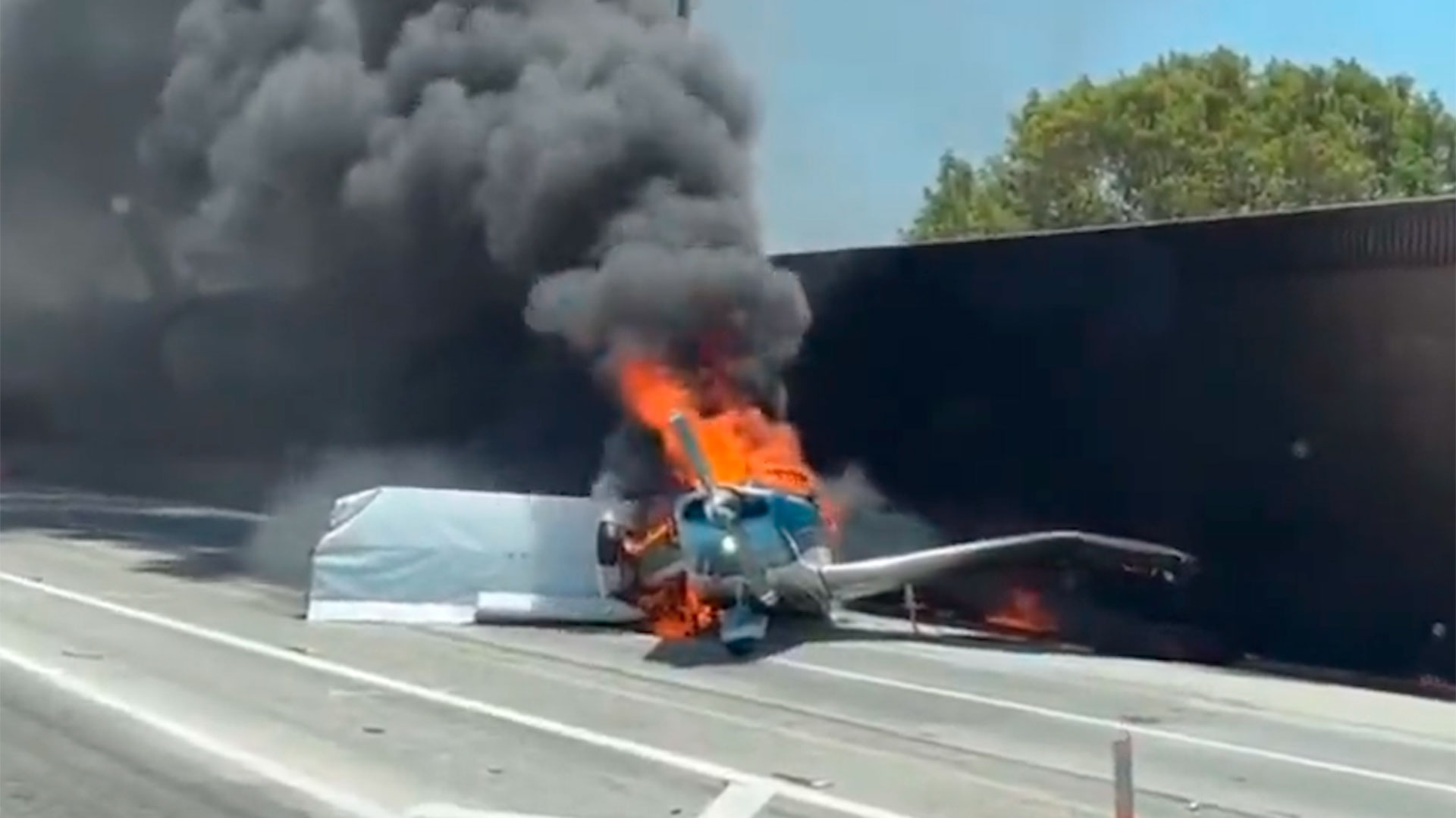 La avioneta se prendió fuego al impactar contra el suelo y los vehículos (captura de video)
