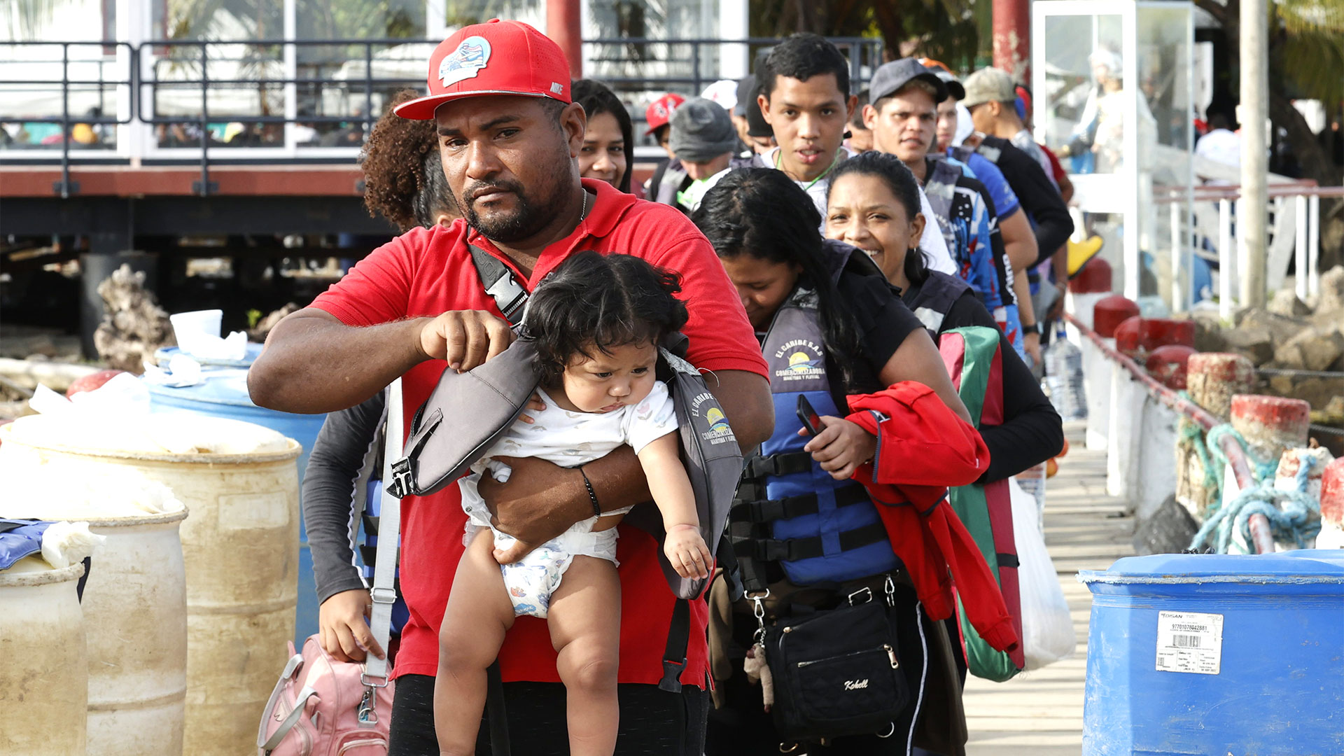 Migrantes se preparan para abordar una lancha hacia la frontera con Panamá, el 6 de octubre de 2022, en Necocli (Colombia) (EFE/Mauricio Dueñas Castañeda)
