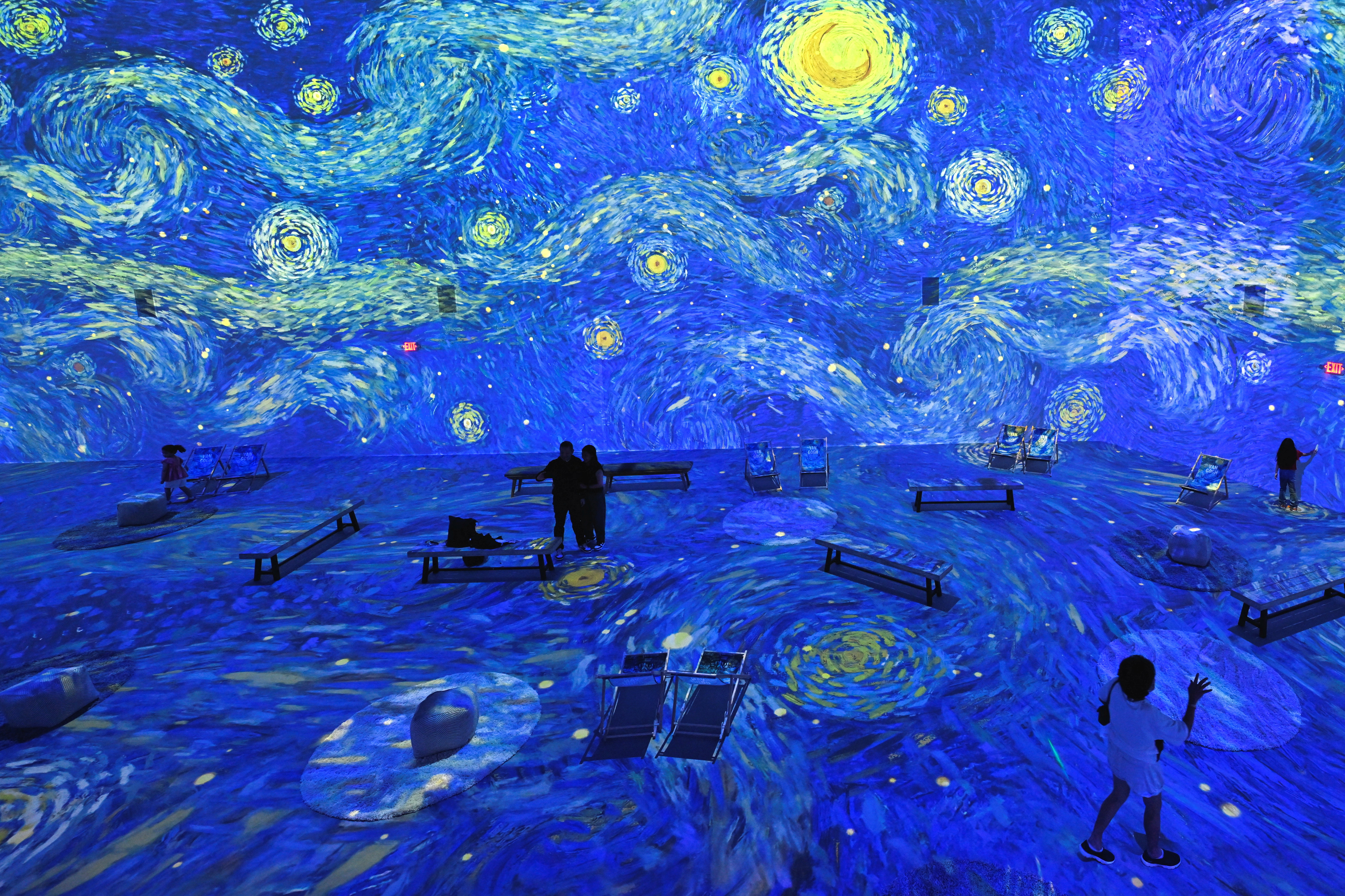Visitantes en la muestra “Van Gogh: The Immersive Experience” (Foto: REUTERS/Caroline Chia)