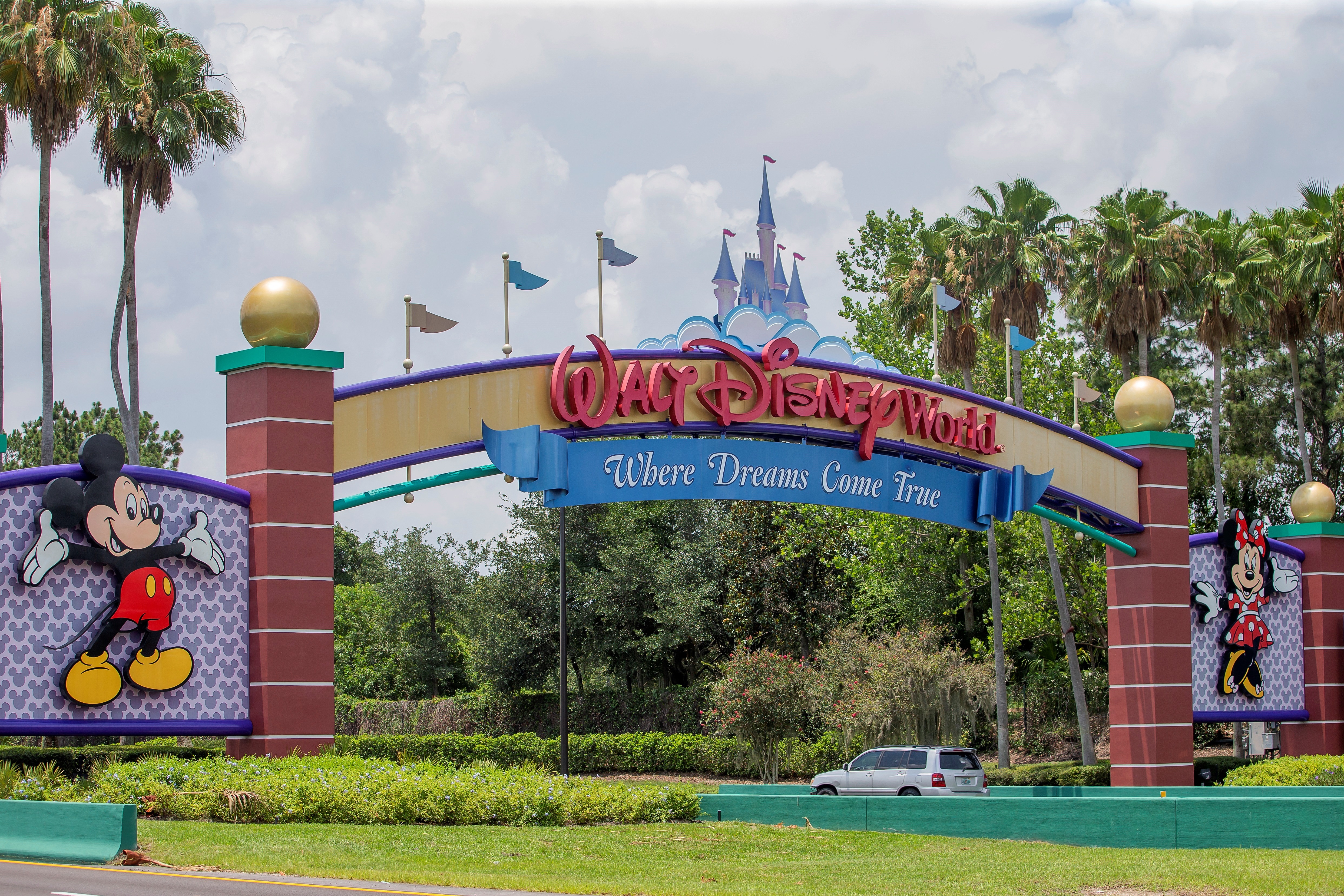 La entrada principal al parque temático de Walt Disney World en Orlando, Florida, EEUU