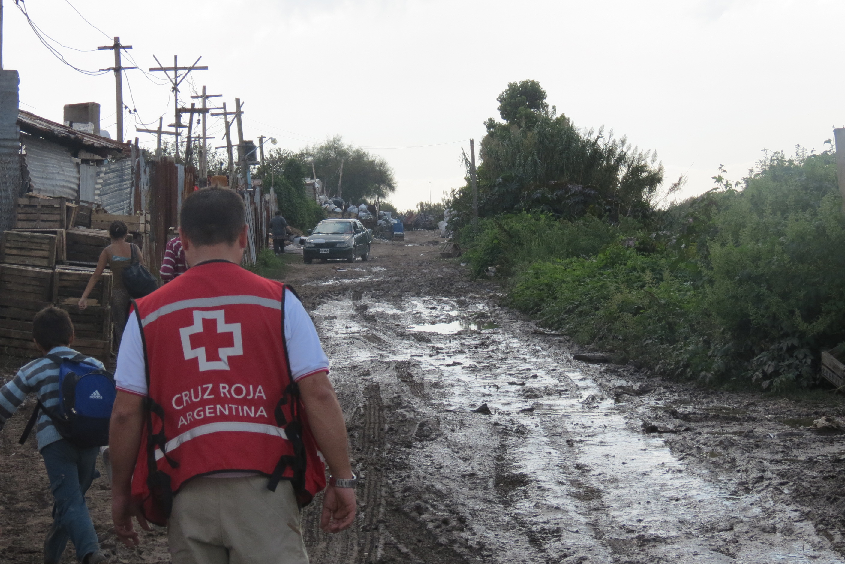 En 2003, más de 5.000 voluntarios realizaron rescates acuáticos, distribución de ayuda humanitaria y brindaron apoyo psicosocial a las familias afectadas por la inundación que dejó bajo el agua a la ciudad de Santa Fe y localidades aledañas (Foto: Cruz Roja Argentina)