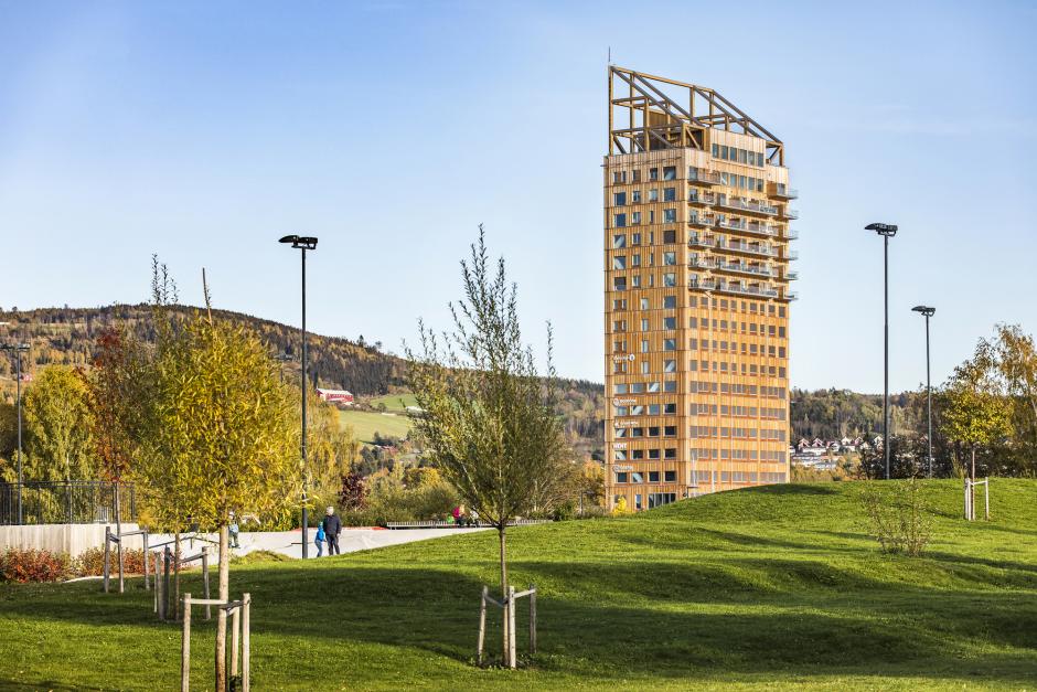 La torre Mjøstårnet, por ahora la más alta de madera del mundo. Está en Noruega, en breve la superará una que se estrenará en Estados Unidos y en 2026, la que se construirá en Suiza