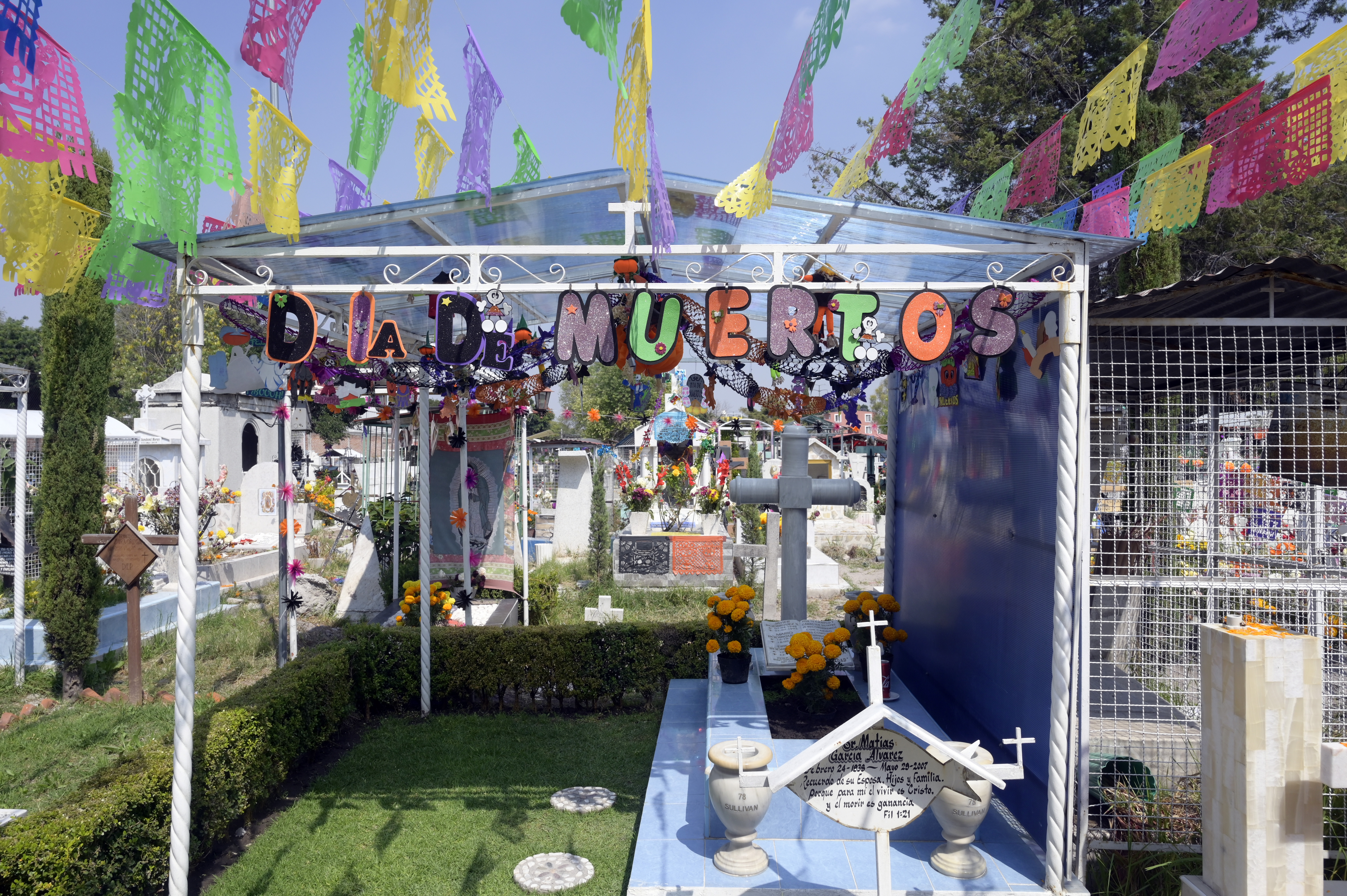 Vista de una tumba decorada antes del Día de Muertos en el Panteón San José, en la Ciudad de México el 28 de octubre de 2020.