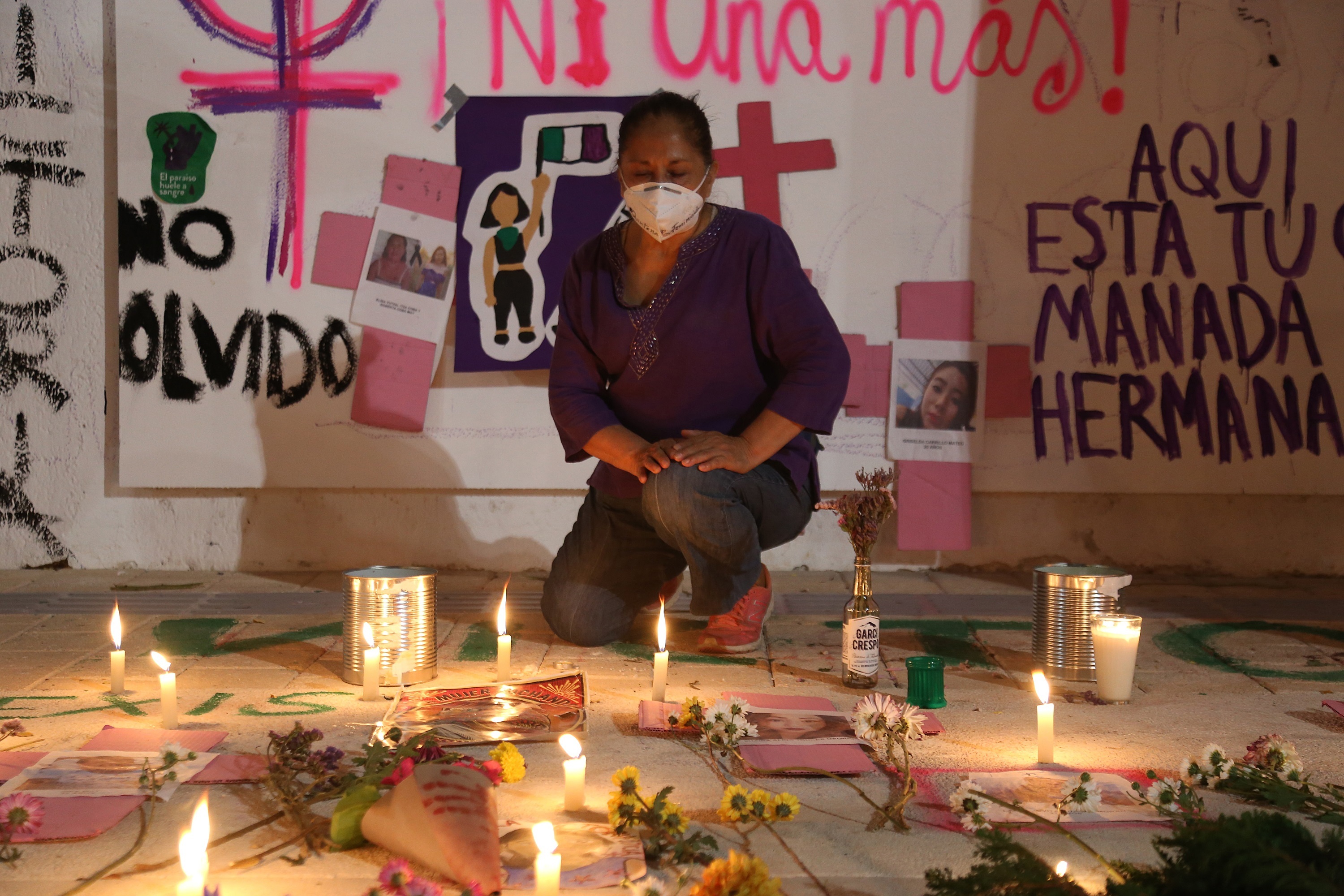 Una mujer reza hoy, en una ofrenda por la muerte de la migrante salvadoreña Victoria Esperanza Salazar ocurrido el sábado pasado en Tulum, estado de Quintana Roo (México). EFE/Lourdes Cruz
