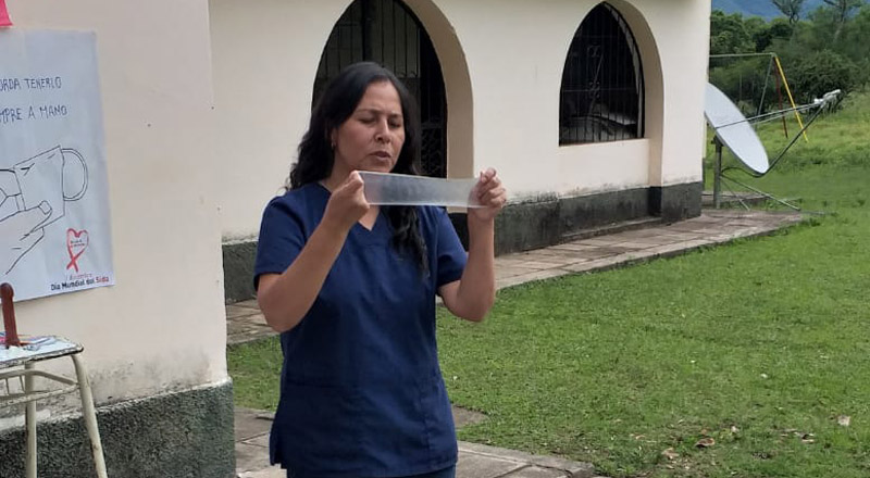 En una escuela de Jujuy, la asesora de salud Mariela Ríos explica a sus estudiantes cómo hacer un campo de látex con el que protegerse de las enfermedades de transmisión sexual. (Imagen: gentileza Mariela Ríos)