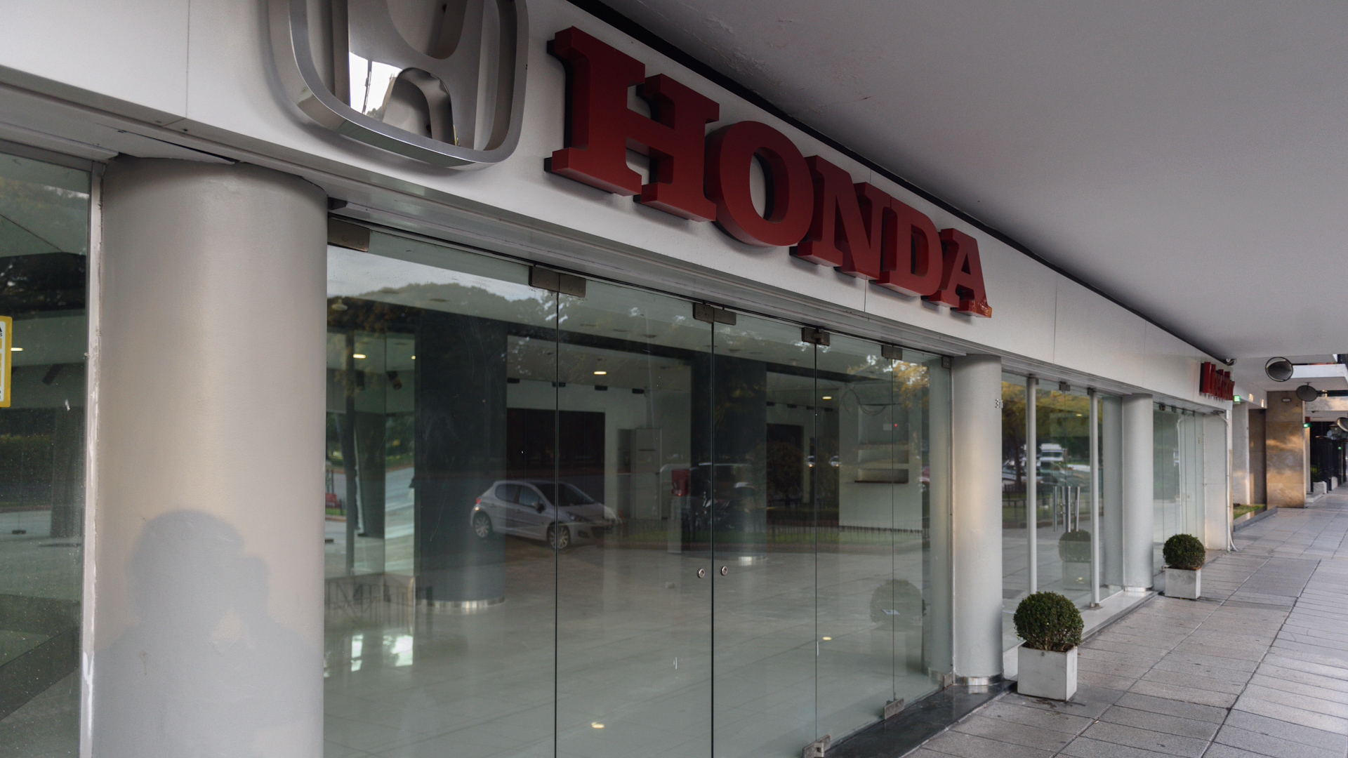 Una concesionaria vacía, en Libertador 3116. Allí se vendían automóviles de la marca importada Honda. Su futuro es incierto