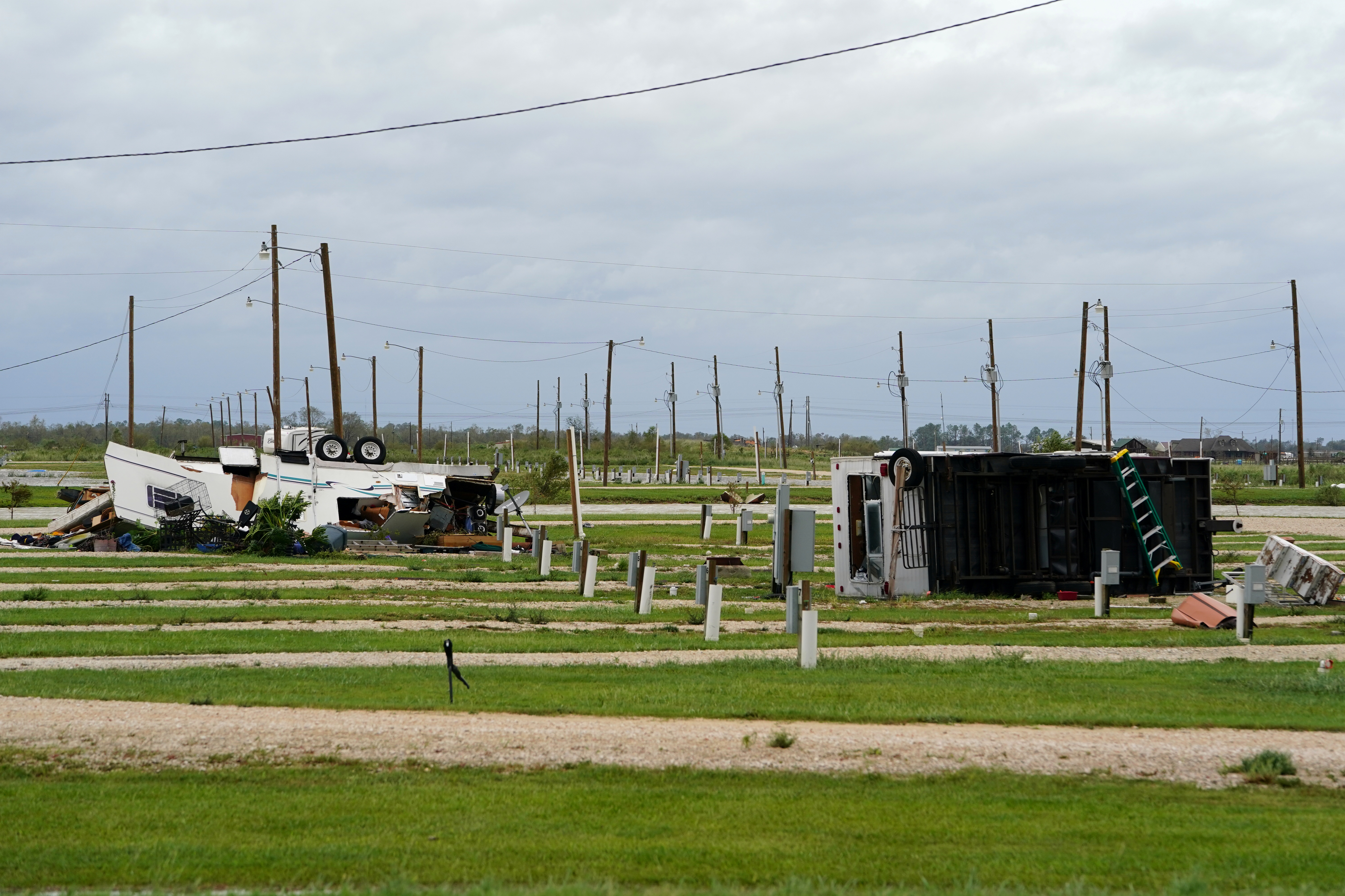 Remolques volcados en un campo después de que el huracán Laura pasara por Welsh, Louisiana, el 27 de agosto de 2020 (REUTERS/Elijah Nouvelage)