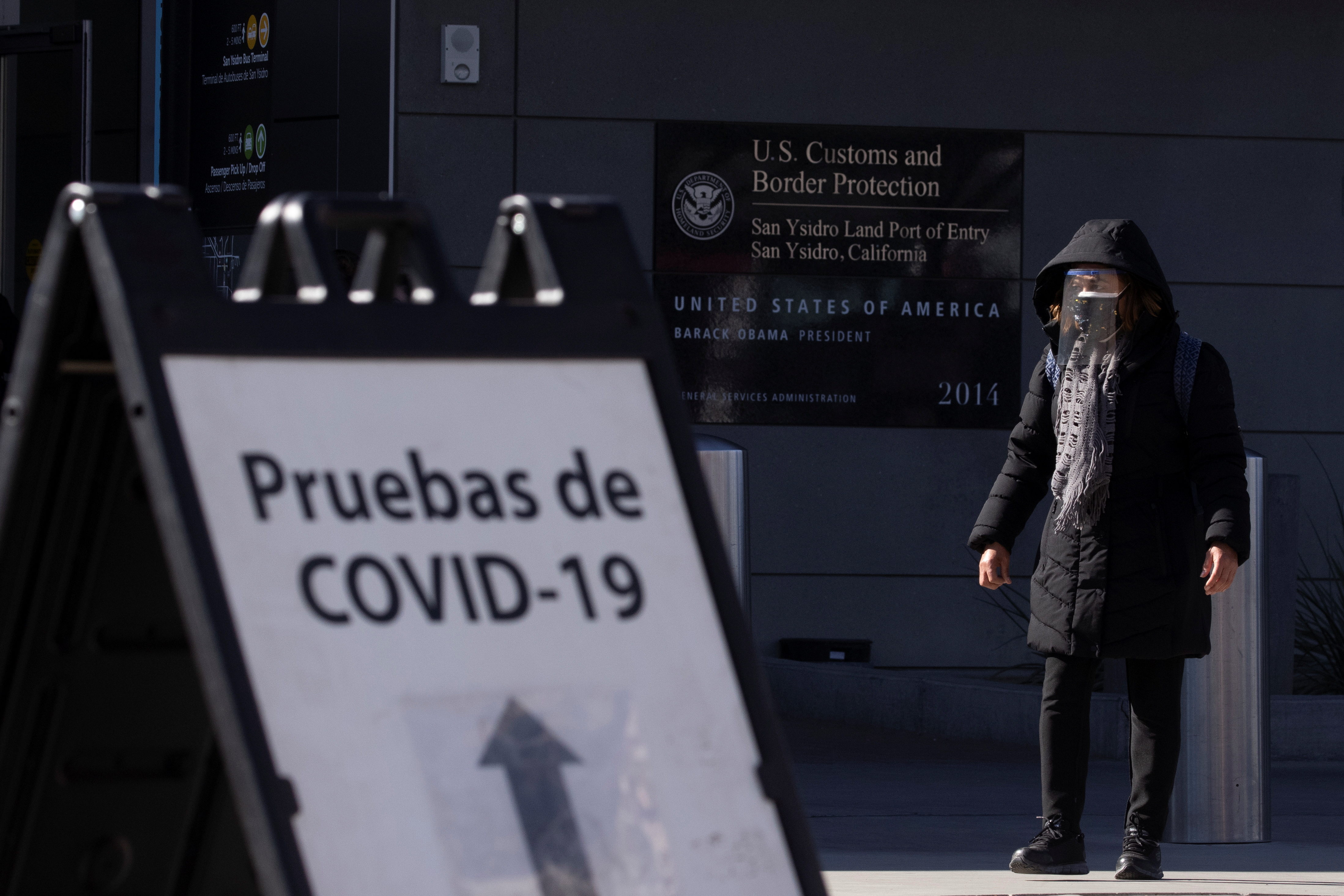 Una mujer en Tijuana, México espera en una línea para hacerse una prueba de COVID-19 antes de ingresar a EEUU -  REUTERS/Mike Blake