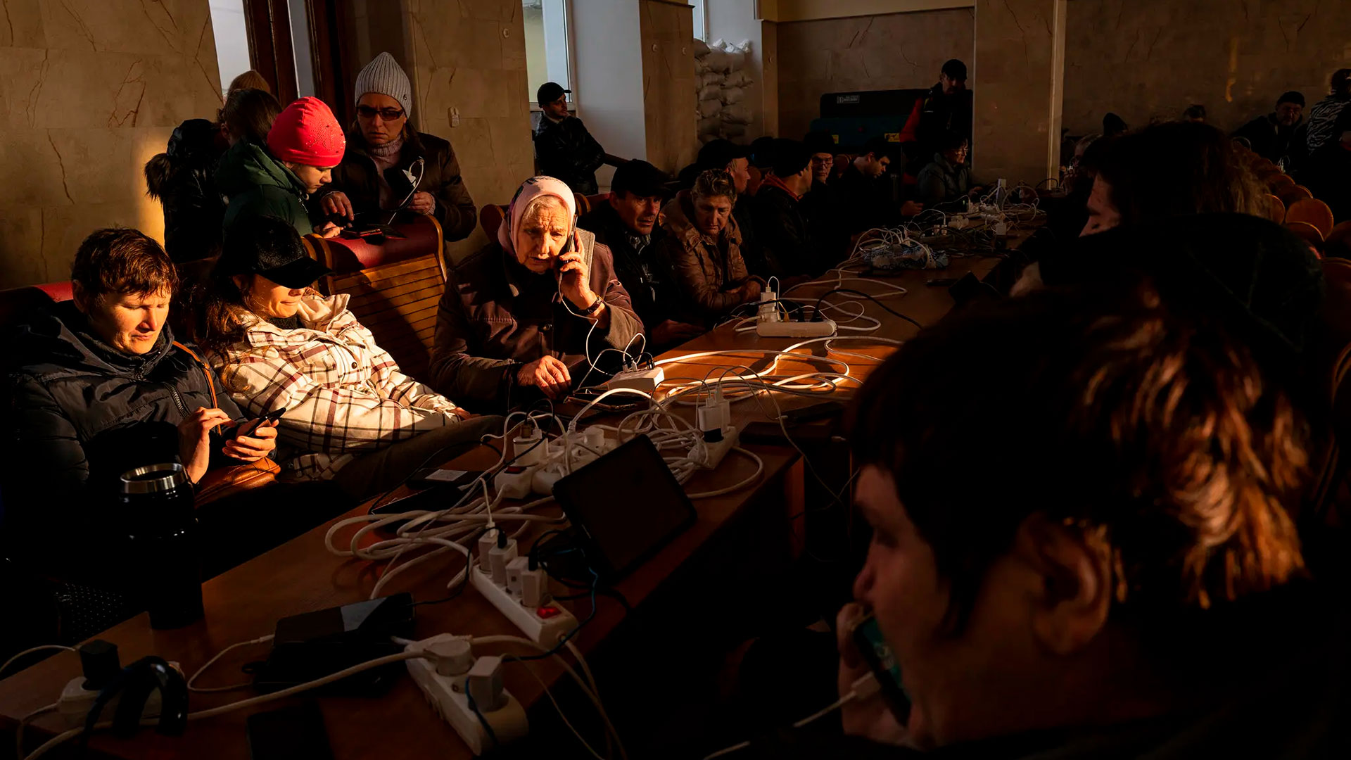 Los bombardeos en Kherson y Odessa han dejado a millones de habitantes sin electricidad (Lynsey Addario para The New York Times)