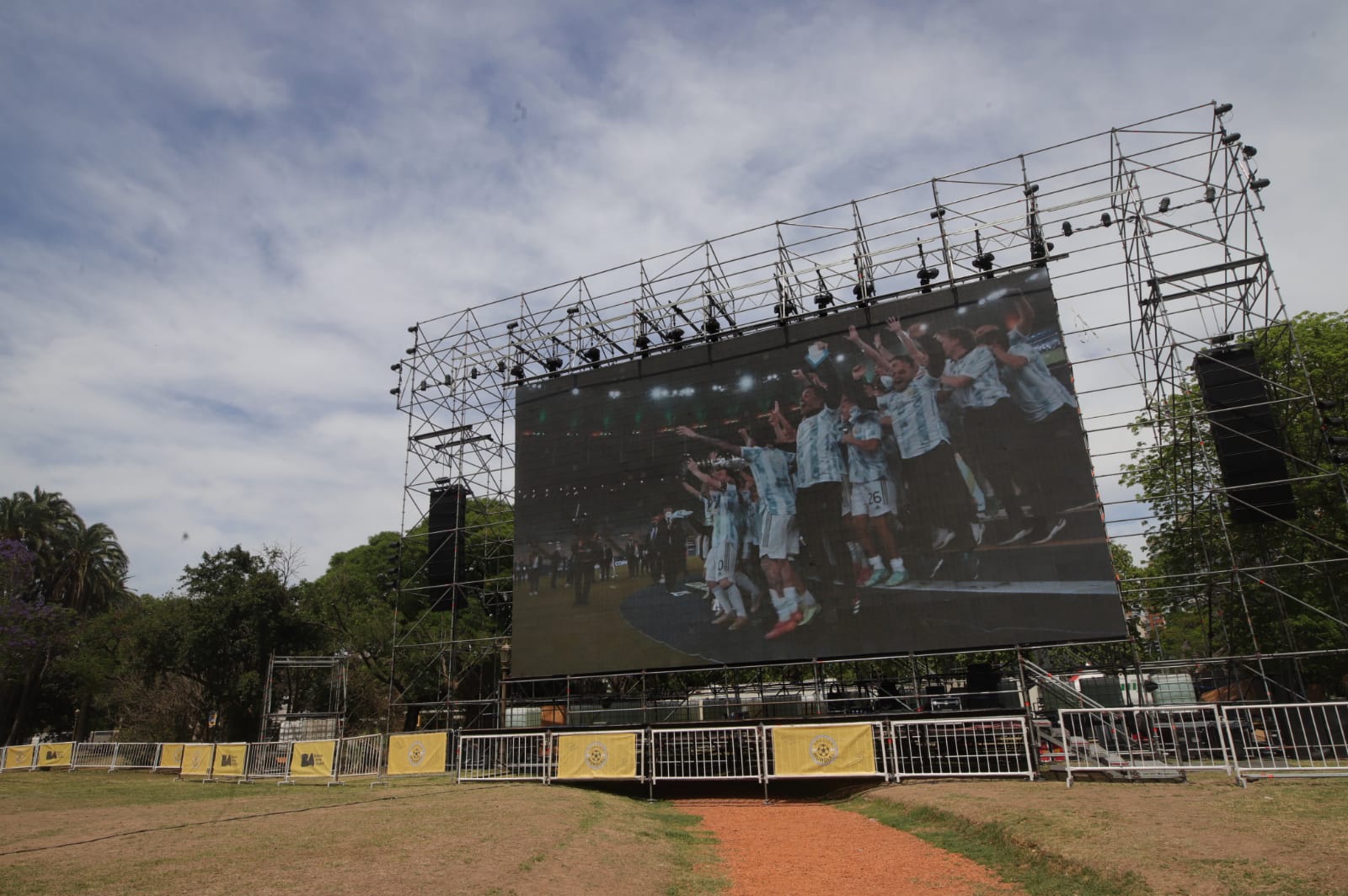 Pantalla gigante, conciertos y mucho más: la Ciudad de Buenos Aires inauguró la Plaza Emoción Mundial para ver los 64 partidos de Qatar 2022