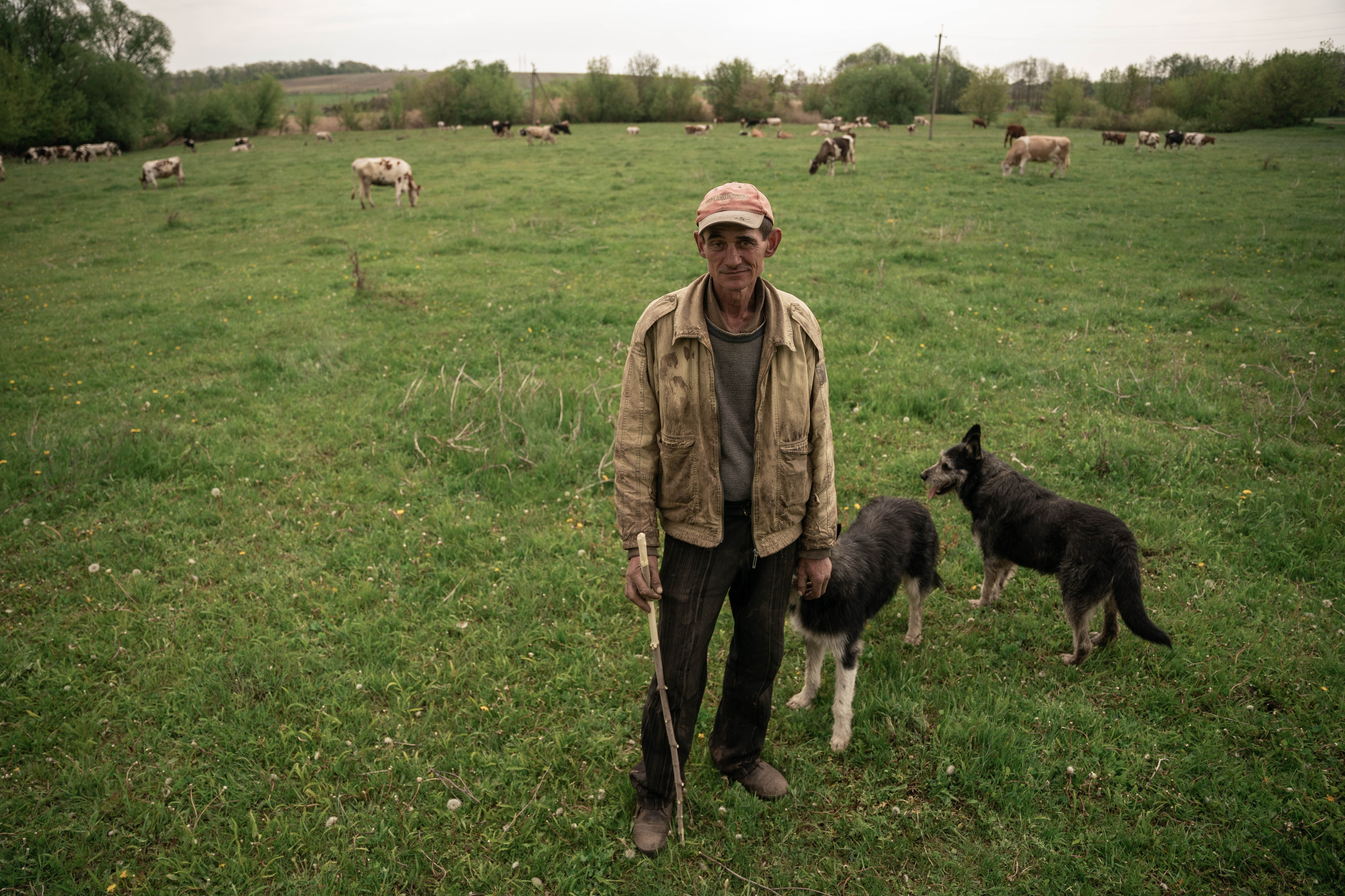 El pastor Genadii Reshetnyak, posa con sus perros, que estuvieron con él durante toda la ocupación rusa. Foto: (Franco Fafasuli)