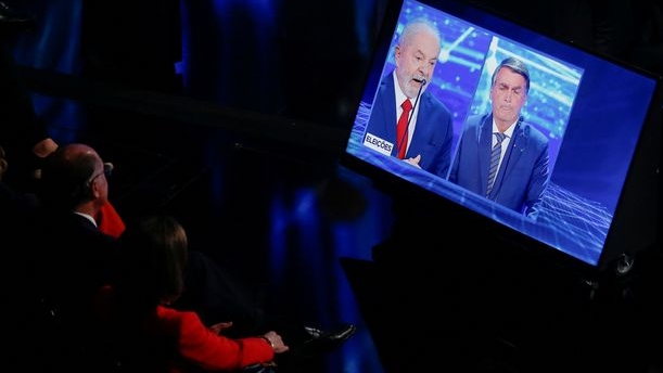 Lula y Bolsonaro en uno de los debates televisivos (REUTERS/Carla Carniel)