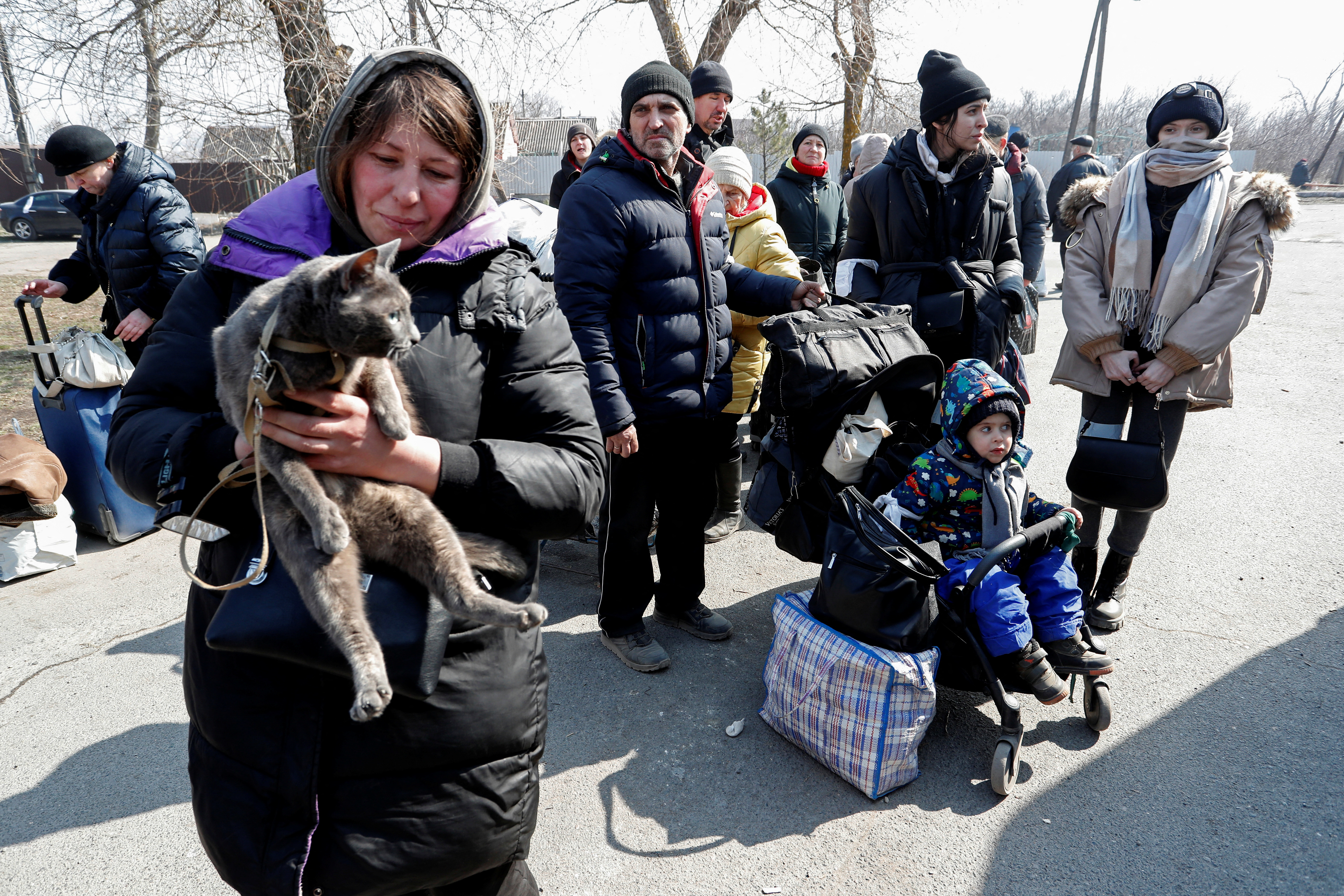 Los evacuados esperan un autobús antes de abandonar la ciudad en el transcurso del conflicto entre Ucrania y Rusia en el puerto asediado del sur de Mariupol, Ucrania 24 de marzo de 2022. REUTERS/Alexander Ermochenko