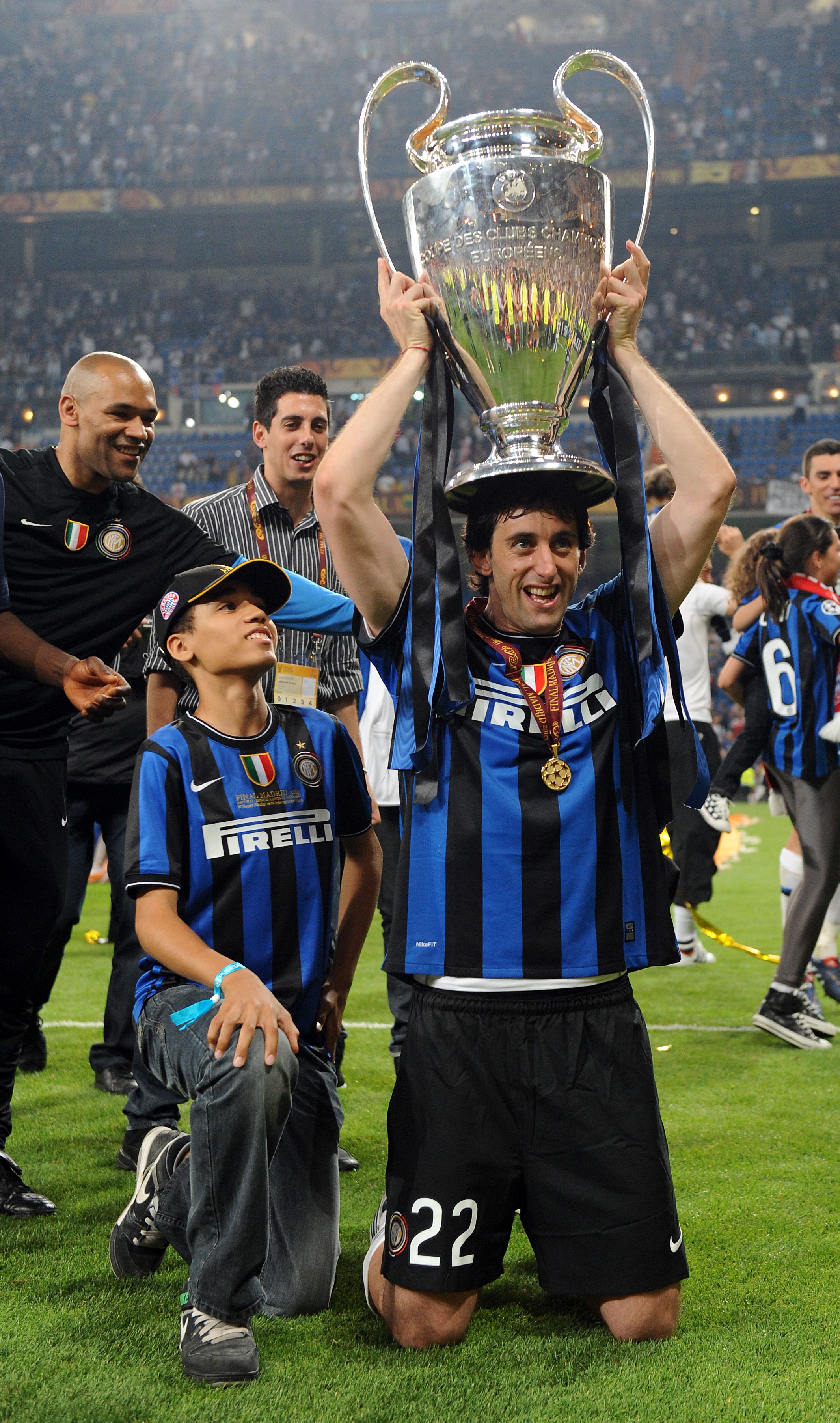 Diego alza la Champions en el Bernabéu. La obtuvo en 2010, con el Inter, tras marcar dos goles ante el Bayern Múnich en la final (Shutterstock)