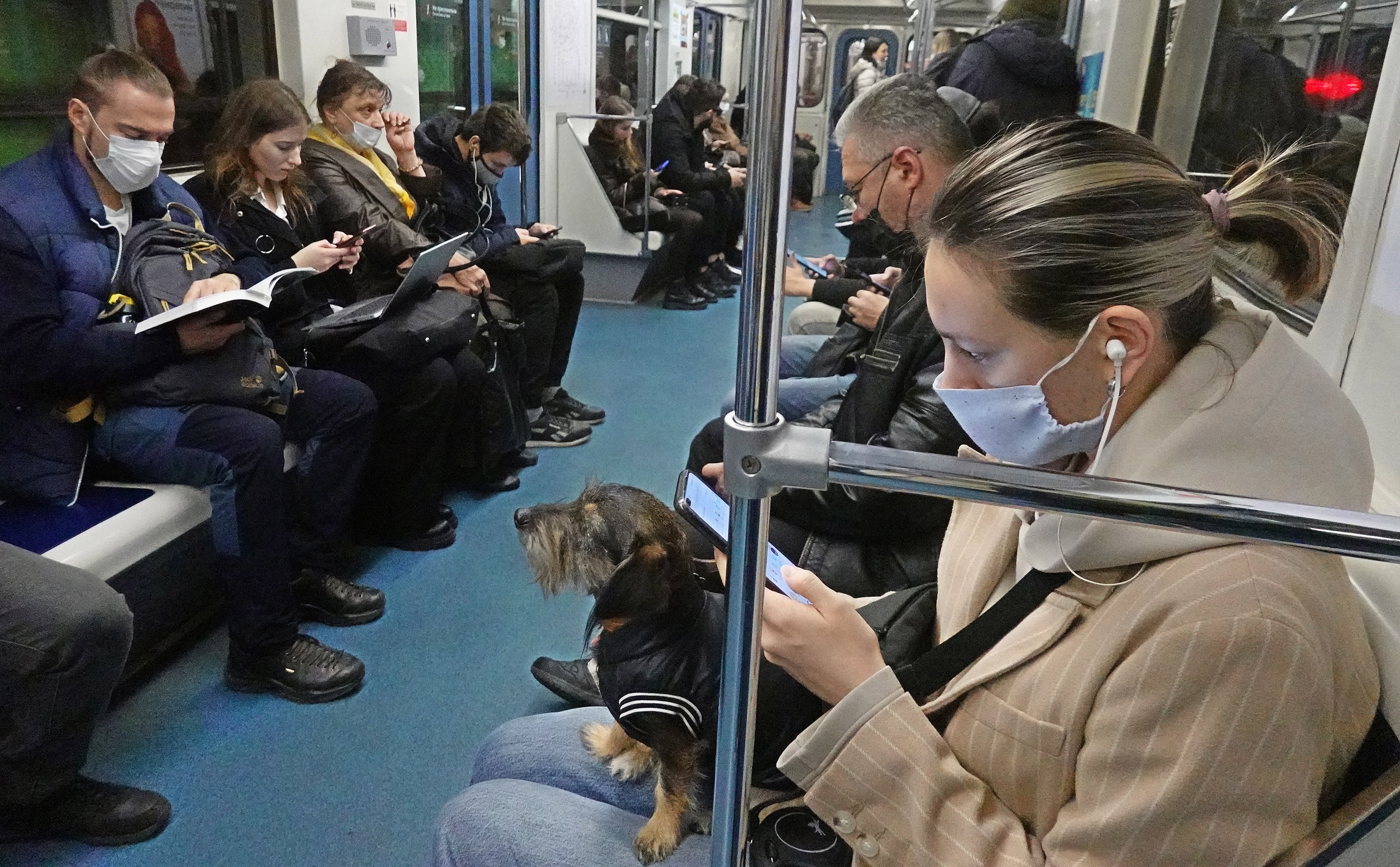 El regreso de la mascarilla en el transporte público es una medida que podría tomarse en las próximas semanas en varios países (EFE)