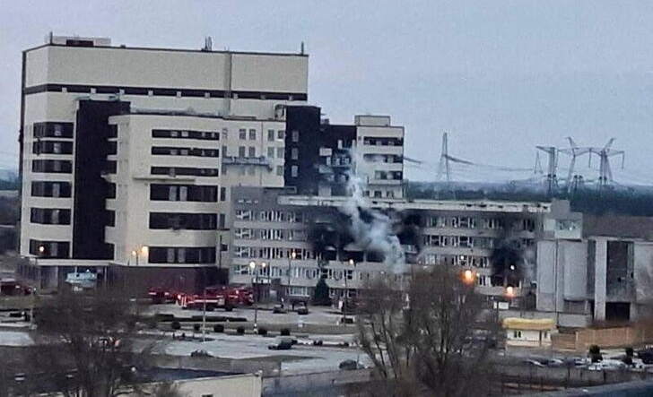 Imagen de un edificio administrativo dañado de la central nuclear de Zaporiyia, en Energodar, Ucrania. Imagen entregada el 4 de marzo de 2022. Servicio de prensa de la Compañía Nacional de Generación de Energía Nuclear Energoatom/entrega vía Reuters/Archivo