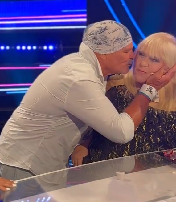 El beso de Alfa con Laura Ubfal previo a El Debate de Gran Hermano 2022