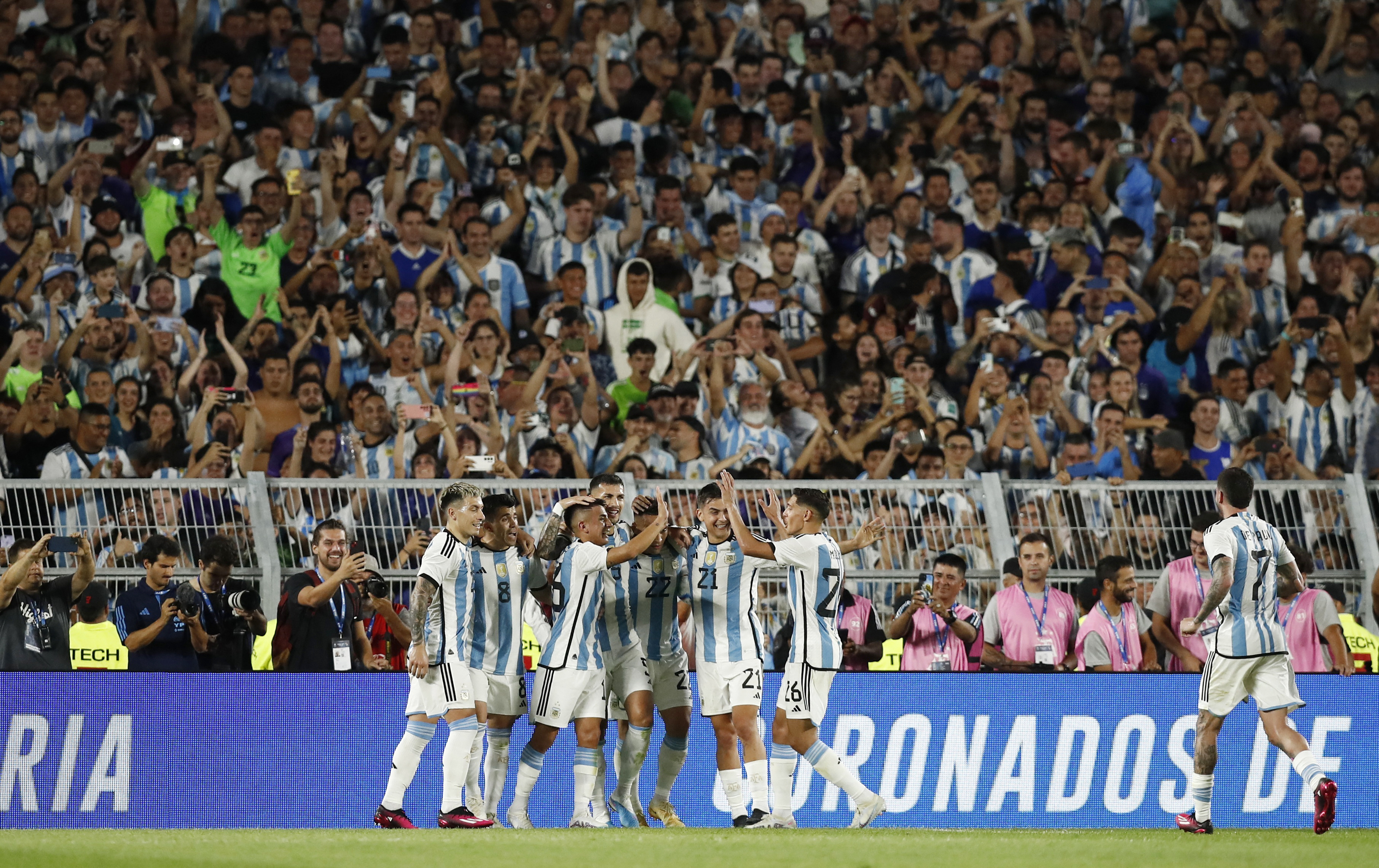 Thiago Almada fue abrazado por todos sus compañeros (REUTERS/Agustin Marcarian)