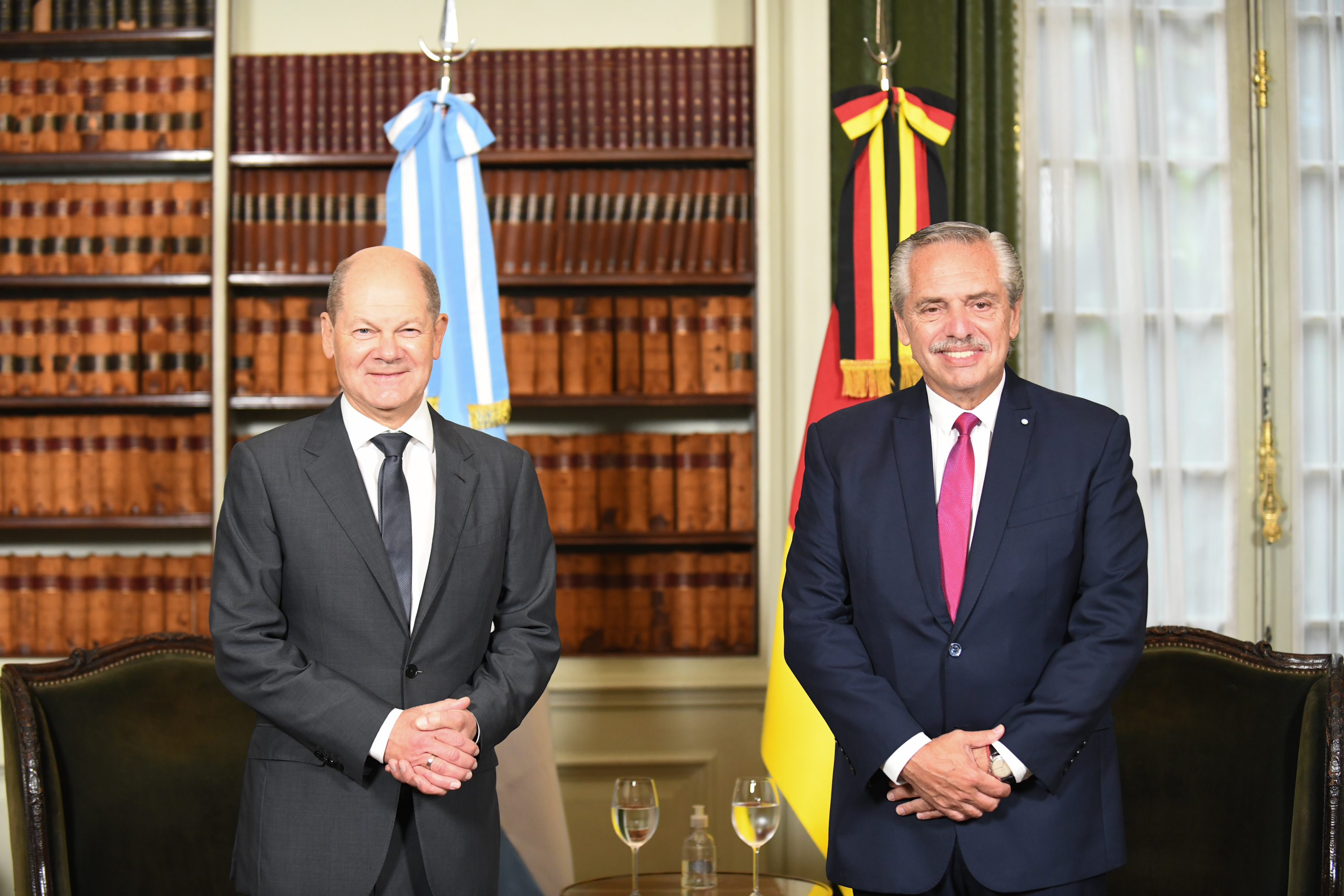 El presidente argentino Alberto Fernández generalizó y aseguró que los países latinoamericanos “no están pensando en mandar armamentos a Ucrania ni a ningún otro lugar” en guerra. (CASA ROSADA)